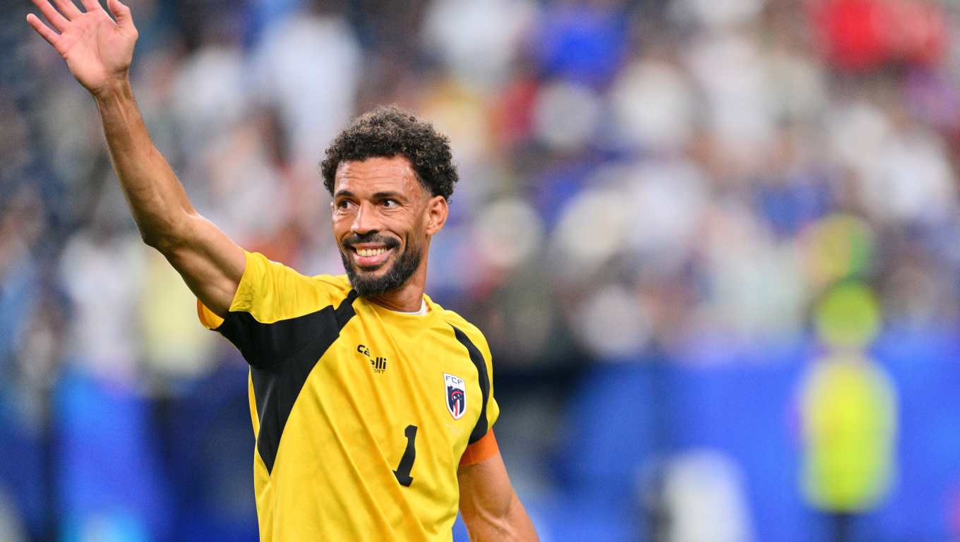 HOUSTON (United States), 27/06/2026.- Goalkeeper Vozinha of Cape Verde celebrates with fans after the team qualified for the knockout stage following a 0-0 draw in the FIFA World Cup 2026 group stage match between Cape Verde and Saudi Arabia in Houston, USA, 26 June 2026. (Cabo Verde, Arabia Saudita) EFE/EPA/SAM WASSON
