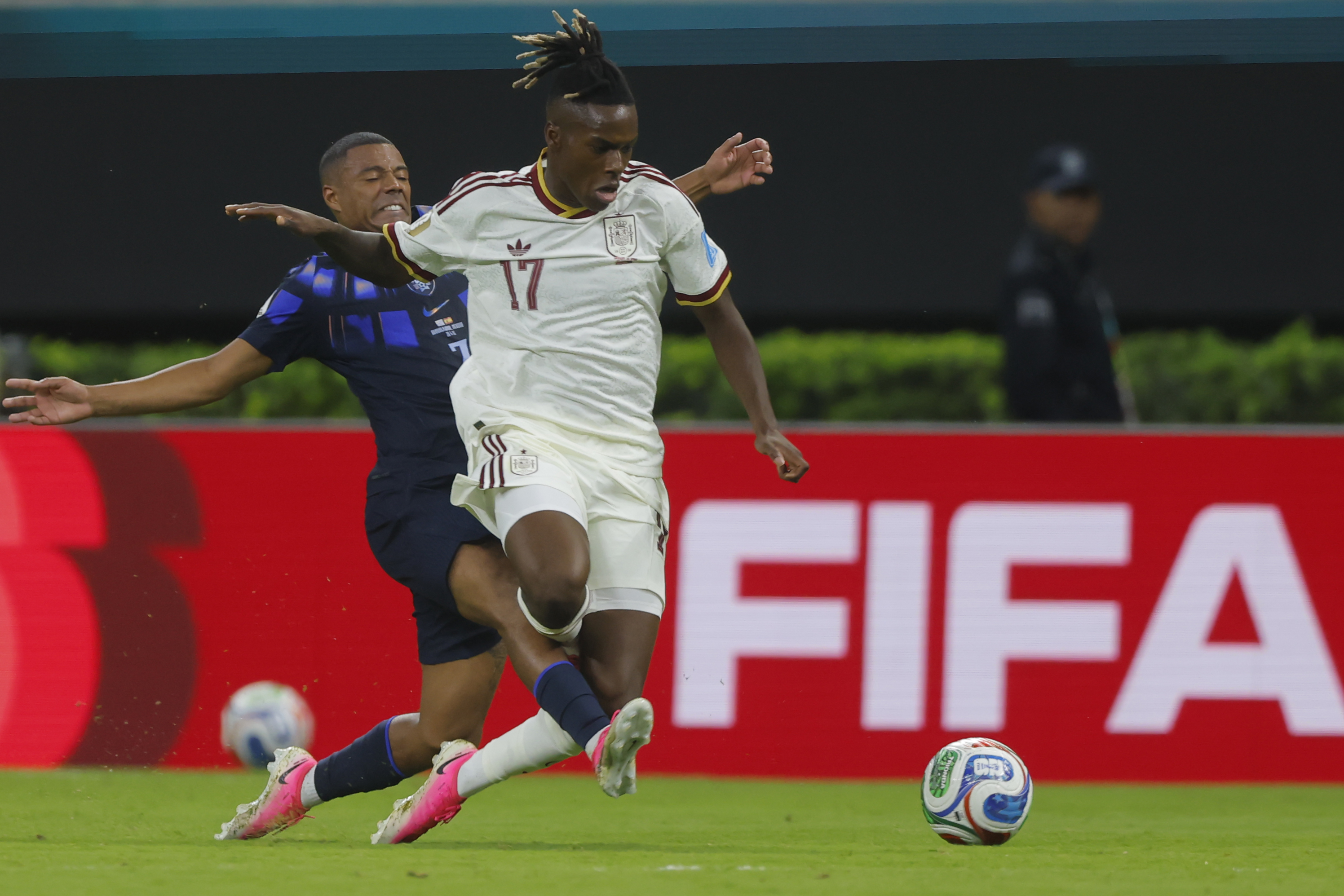 GR6105. GUADALAJARA (MÉXICO), 26/06/2026.- Nicolás De La Cruz (i) de Uruguay disputa el balón con Nico Williams de España este viernes, en un partido del grupo H del Mundial de la FIFA 2026 entre Uruguay y España en el estadio Akron en Guadalajara (México). EFE/ Francisco Guasco