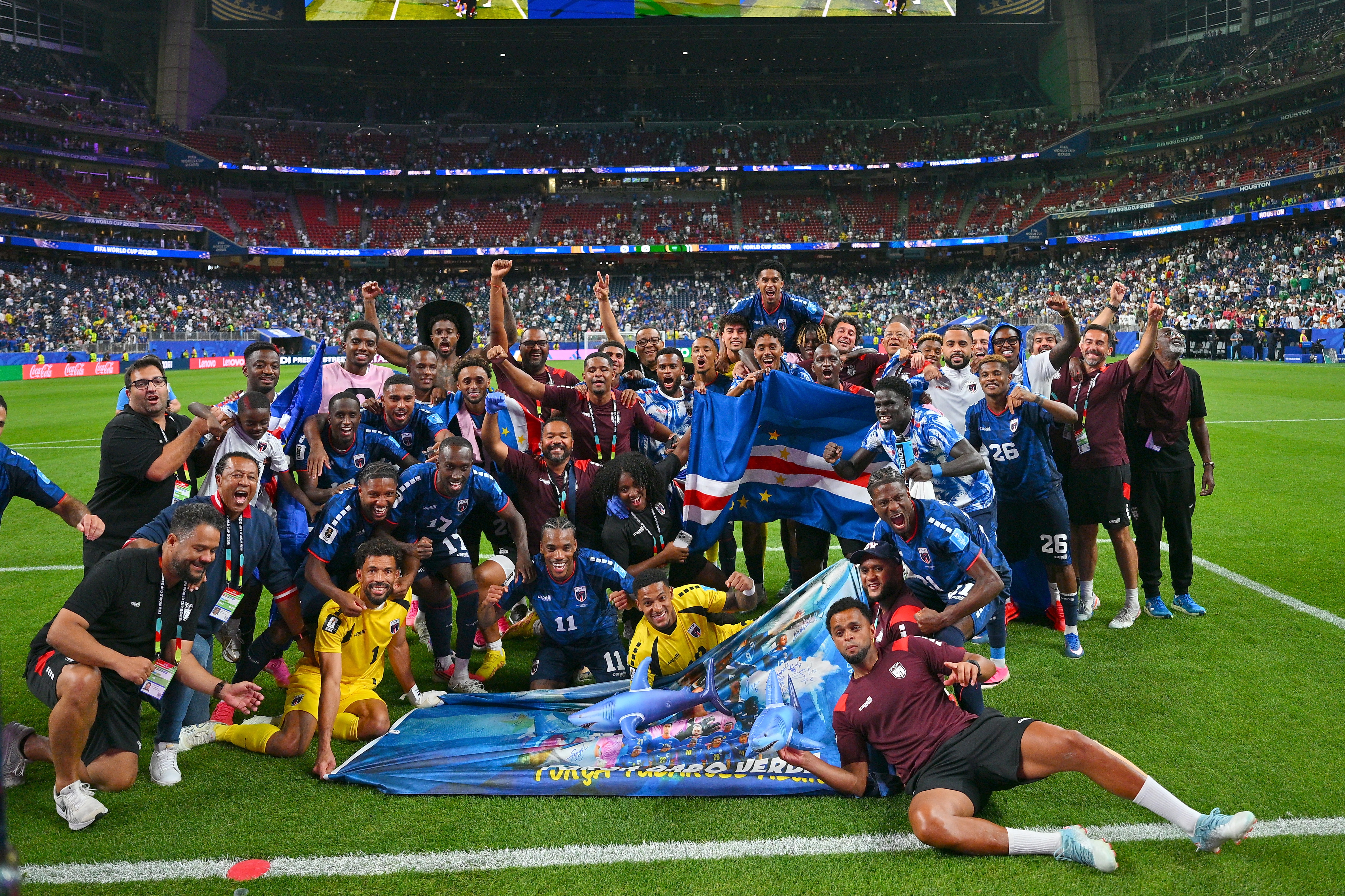 HOUSTON (United States), 27/06/2026.- Cape Verde players celebrate with fans after qualifying for the knockout stage following a 0-0 draw in the FIFA World Cup 2026 group stage match between Cape Verde and Saudi Arabia in Houston, USA, 26 June 2026. (Cabo Verde, Arabia Saudita) EFE/EPA/SAM WASSON