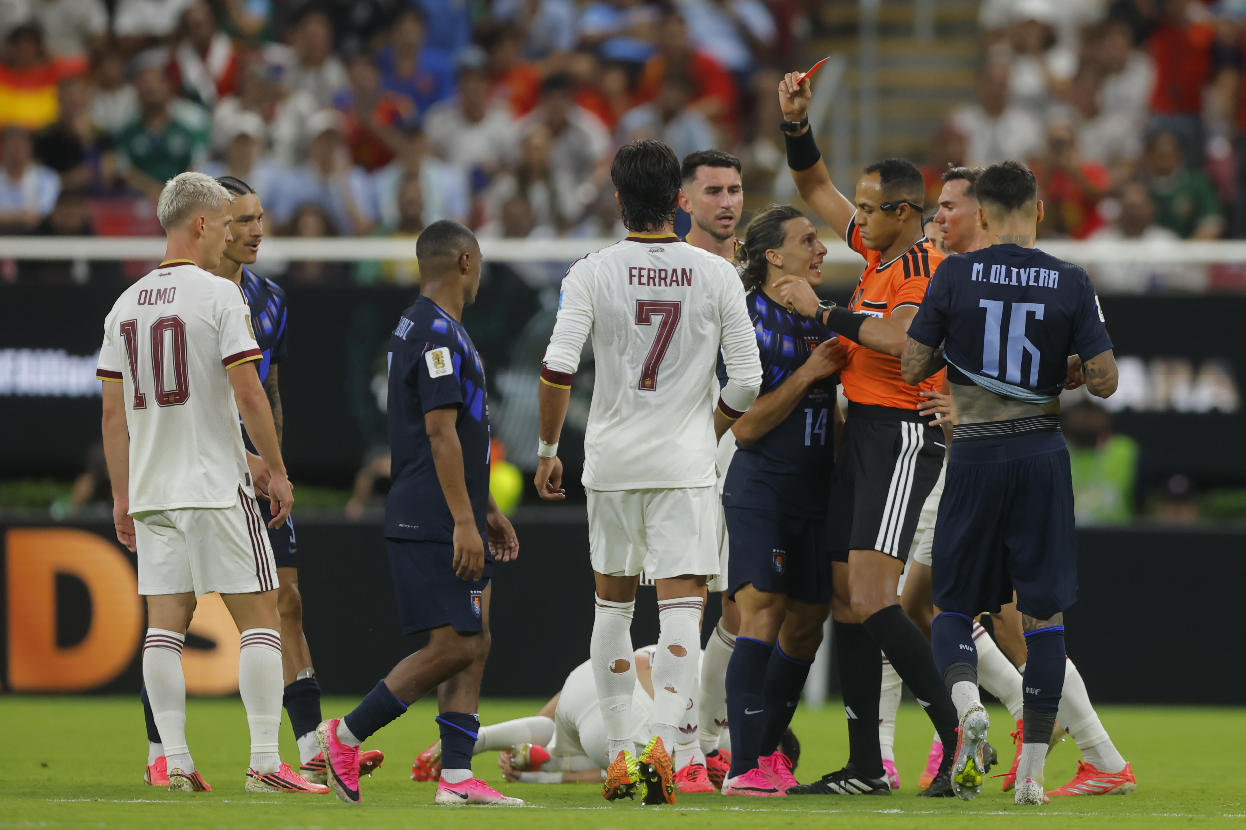 GR6105. GUADALAJARA (MÉXICO), 26/06/2026.- El arbitro Ismail Elfath (2-d) muestra tarjeta roja a Agustín Canobbio (3-d) de Uruguay este viernes, en un partido del grupo H del Mundial de la FIFA 2026 entre Uruguay y España en el estadio Akron en Guadalajara (México). EFE/ Francisco Guasco
