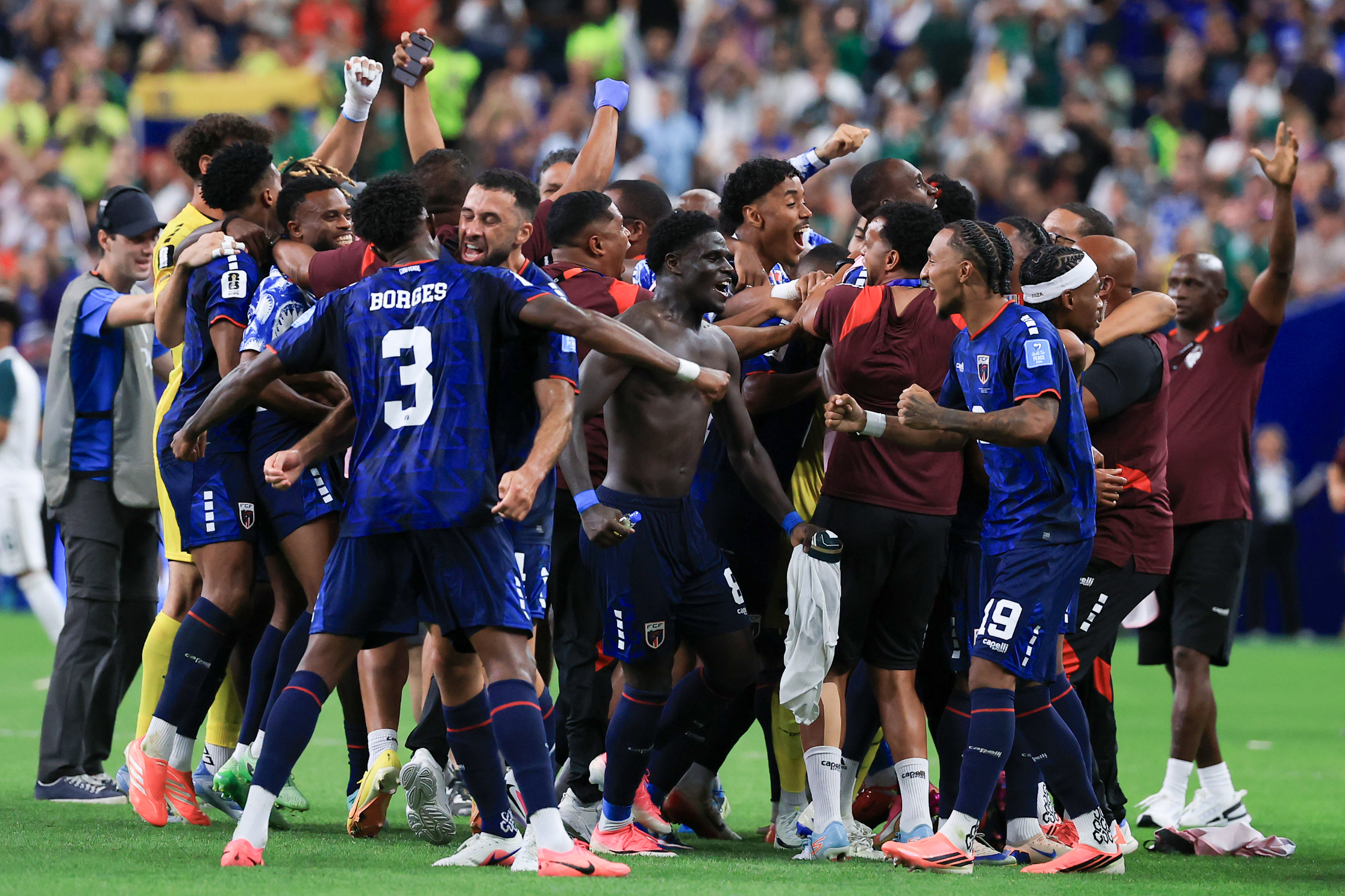GR6245. HOUSTON (ESTADOS UNIDOS), 26/06/2026.- Jugadores de Cabo Verde celebran este viernes, al finalizar un partido del grupo H del Mundial de la FIFA 2026 entre Cabo Verde y Arabia Saudita en el estadio NRG en Houston (Estados Unidos). EFE/ Carlos Ramírez