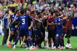 GR6245. HOUSTON (ESTADOS UNIDOS), 26/06/2026.- Jugadores de Cabo Verde celebran este viernes, al finalizar un partido del grupo H del Mundial de la FIFA 2026 entre Cabo Verde y Arabia Saudita en el estadio NRG en Houston (Estados Unidos). EFE/ Carlos Ramírez