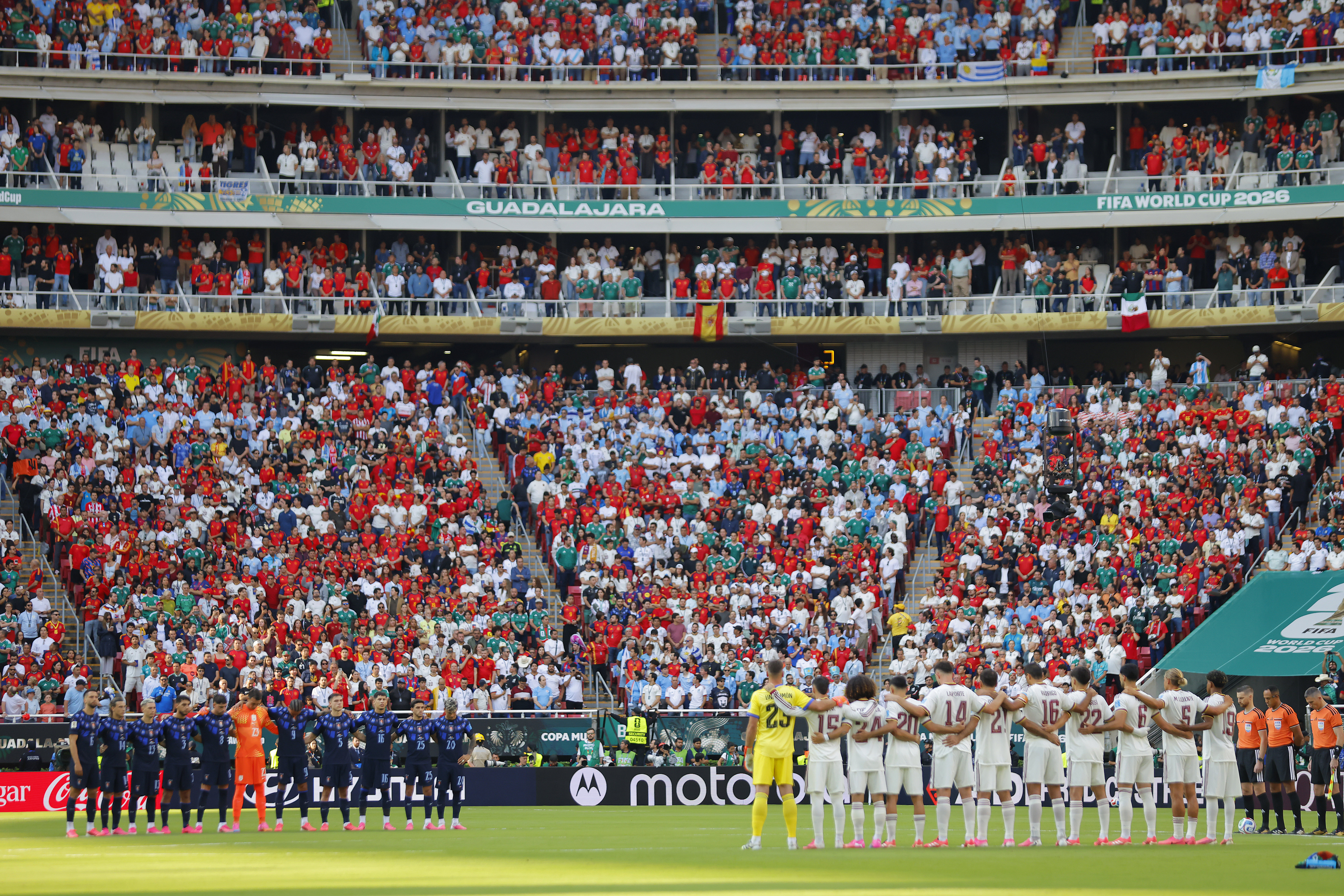 GR6076. GUADALAJARA (MÉXICO), 26/06/2026.- Jugadores de Uruguay y España realizan un minuto de silencio por las víctimas del terremoto en Venezuela, en un partido del grupo H del Mundial de la FIFA 2026 entre Uruguay y España este viernes, en el estadio Akron en Guadalajara (México).EFE/ Francisco Guasco