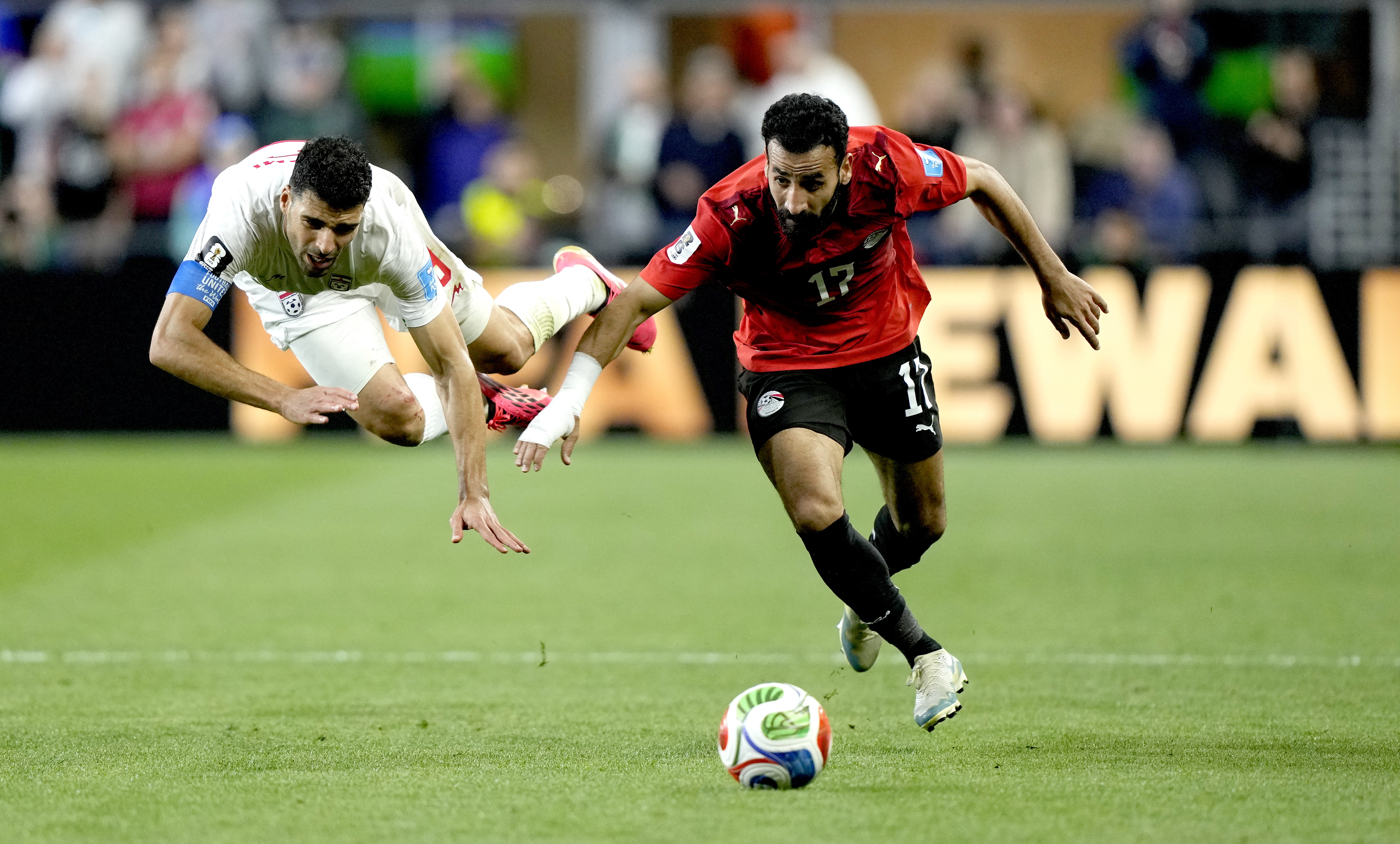 SEATTLE (United States), 27/06/2026.- Mohanad Lasheen (R) of Egypt and Mehdi Taremi of Iran in action during the FIFA World Cup 2026 group stage match Egypt against Iran, in Seattle, USA, 26 June 2026. (Egipto) EFE/EPA/STEPHEN BRASHEAR