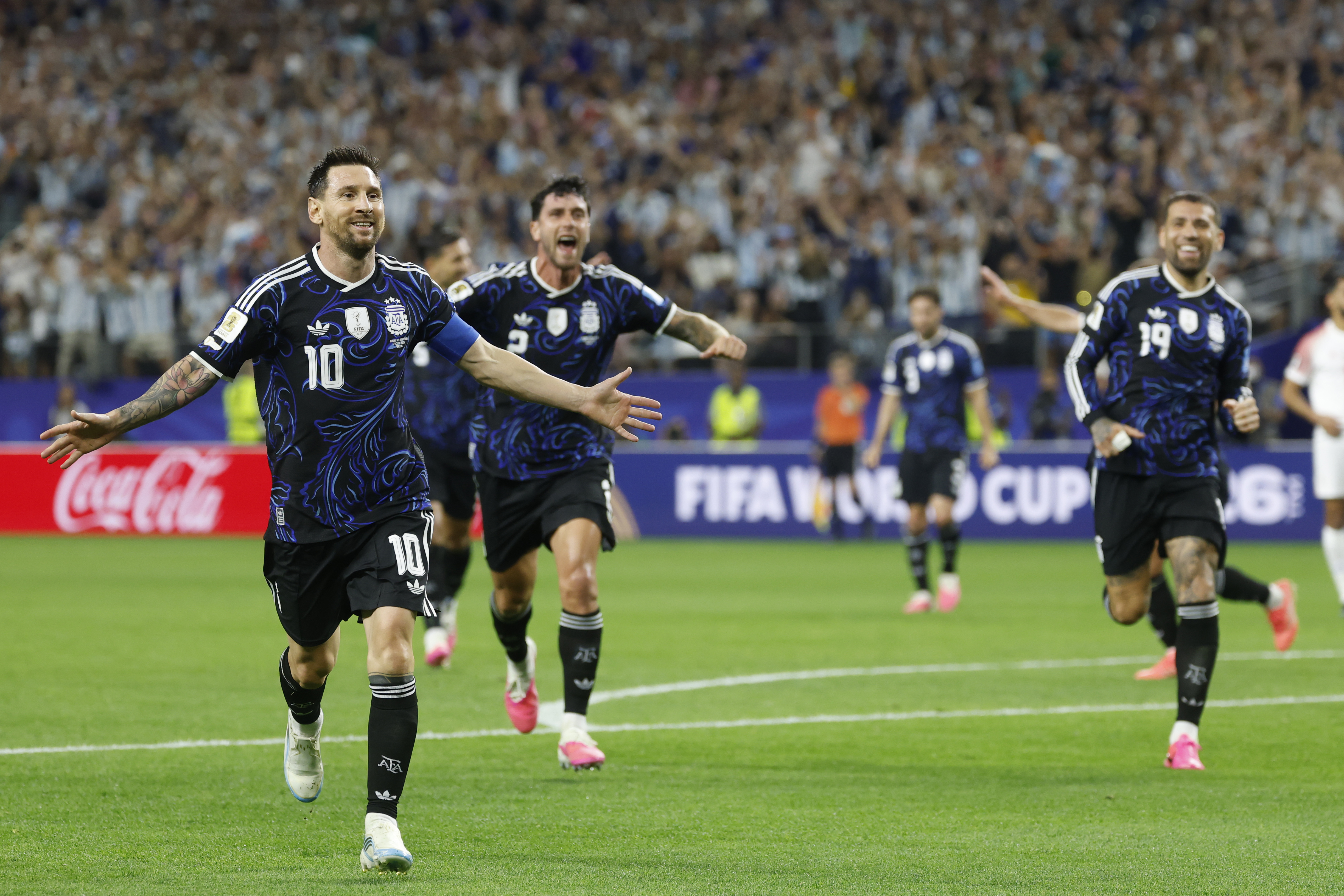 GR7410. DALLAS (ESTADOS UNIDOS), 27/06/2026.- Lionel Messi de Argentina celebra su gol este sábado, durante un partido del grupo F del Mundial de la FIFA 2026 entre Jordania y Argentina en el estadio AT&T Stadium en Dallas (EE.UU.). EFE/ Mariscal