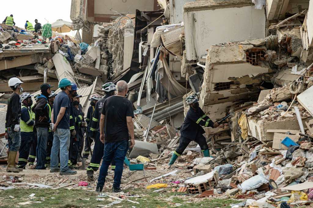 Rescuers participate in search efforts in a building affected by an earthquake, this Saturday in La Guaira, Venezuela. (Photo, Free Press: EFE)