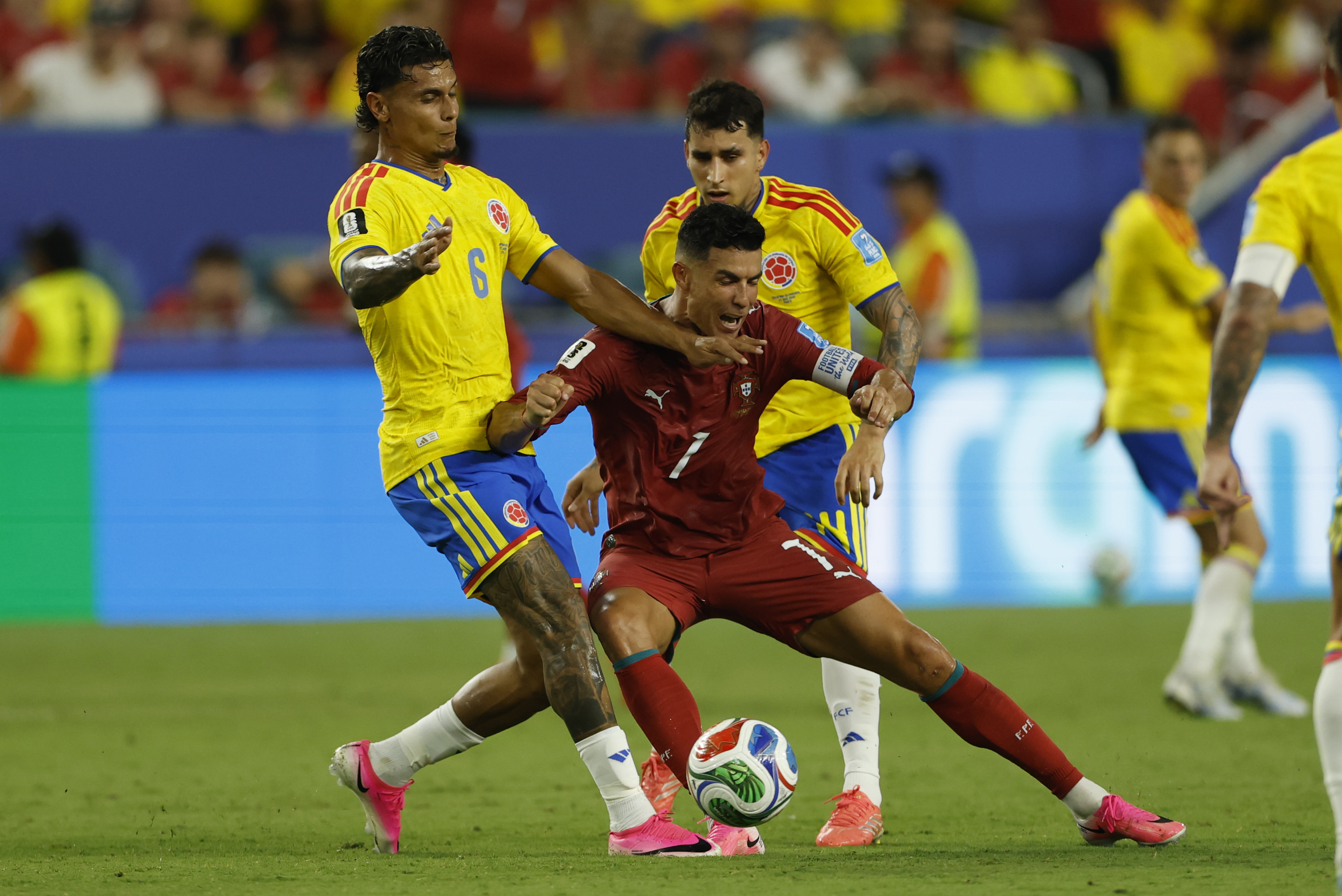 Richard Ríos, de Colombia, disputa el balón con Cristiano Ronaldo,  de Portugal, durante un partido del grupo K, en el Mundial de la FIFA 2026. (Foto Prensa Libre: EFE).