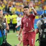 GR7127. MIAMI (ESTADOS UNIDOS), 27/06/2026.- Cristiano Ronaldo de Portugal saluda este sábado, al final de un partido del grupo K del Mundial de la FIFA 2026 entre Colombia y Portugal en el estadio Hard Rock en Miami (Estados Unidos). EFE/ Alberto Boal