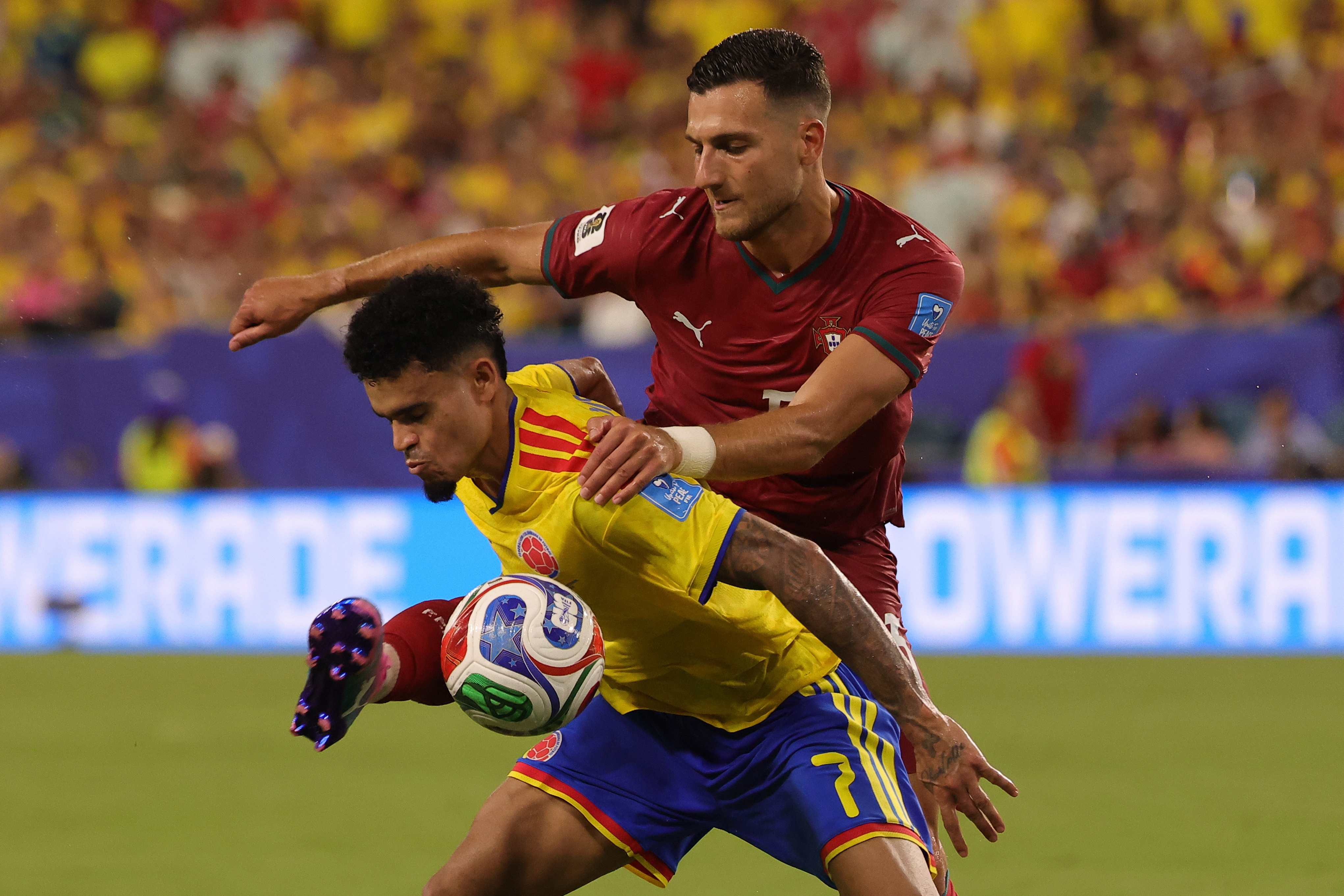 MIAMI (United States), 27/06/2026.- Luis Diaz of Colombia (L) in action against Diogo Dalot of Portugal (R) during the FIFA World Cup 2026 group stage match Colombia against Portugal, in Miami, Florida, USA, 27 June 2026. EFE/EPA/CRISTOBAL HERRERA-ULASHKEVICH