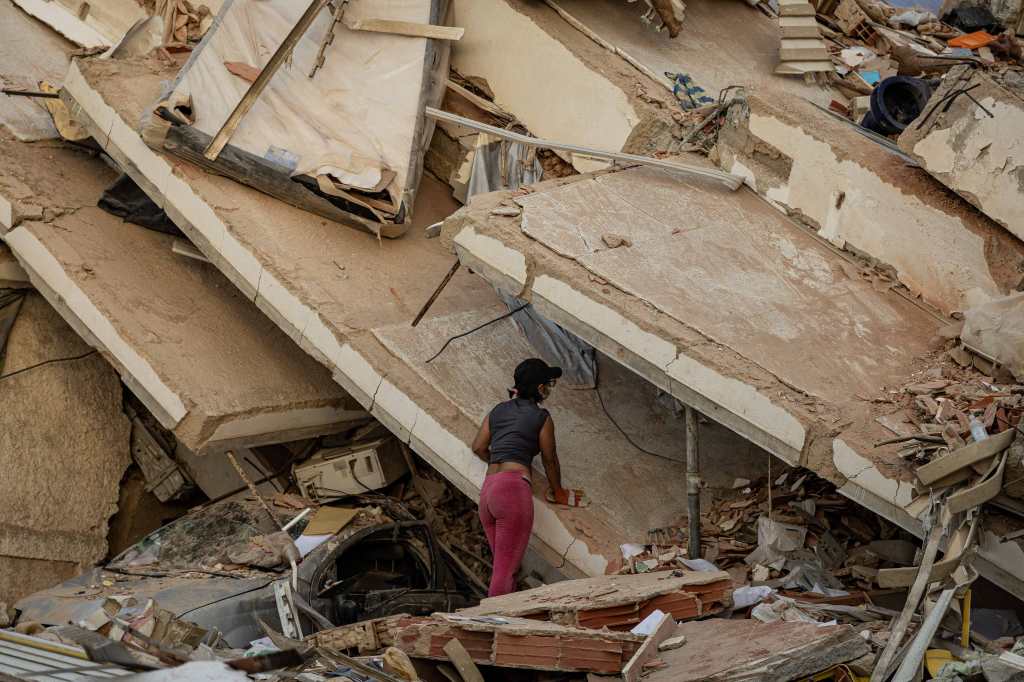 A woman observes a building affected by an earthquake, this Saturday in La Guaira, Venezuela. (Photo, Free Press: EFE)