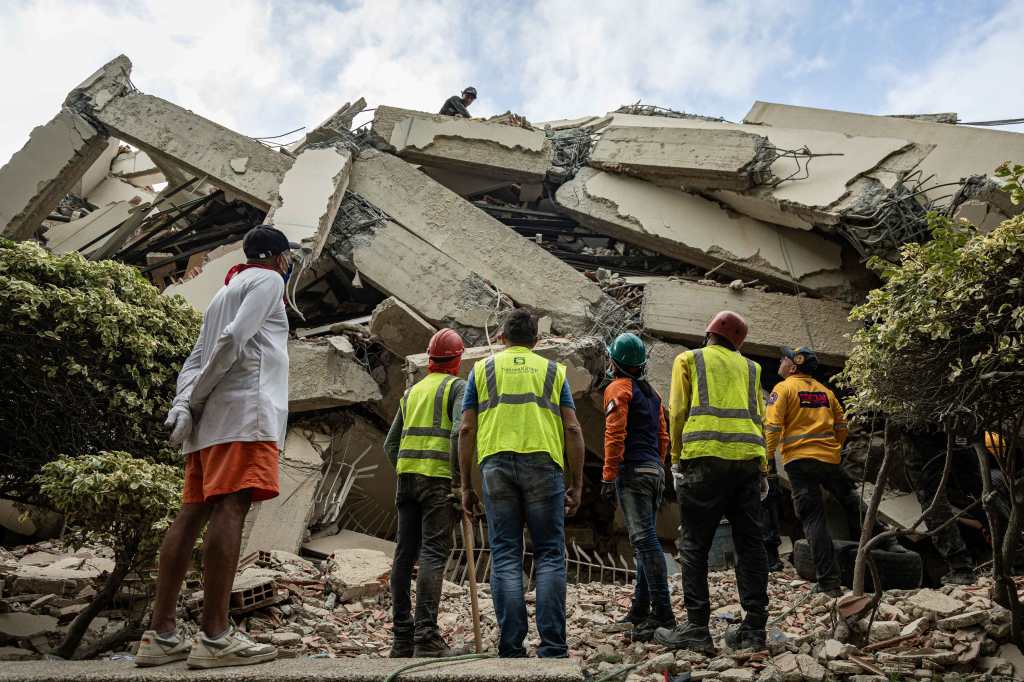 Rescatistas participan en labores de búsqueda en un edificio afectado por un terremoto, este sábado en La Guaira , Venezuela. (Foto, Prensa Libre: EFE)