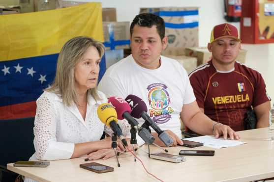 GUADALAJARA (ESPAÑA), 29/06/2026.- La alcaldesa de Guadalajara, Ana Guarinos (i) y el delegado presidente de la Asociación Planeta Migrante, Luis Alfredo Sequera (c) durante la rueda de prensa para la recogida de ayuda humanitaria para el pueblo venezolano este lunes en el Centro Municipal Integrado de Guadalajara. EFE/ Nacho Izquierdo