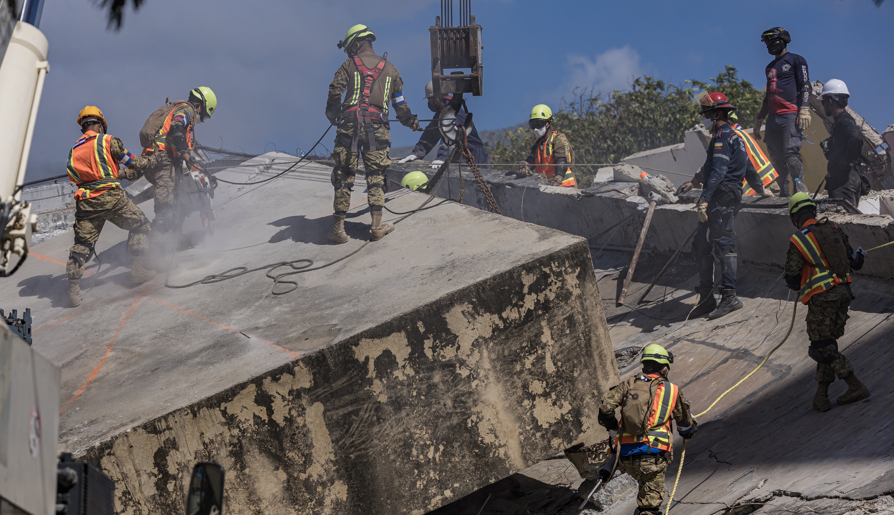 AME5811. CATIA LA MAR (VENEZUELA), 29/06/2026.- Integrantes del equipo de rescate de México realizan labores de búsqueda en un edificio afectado por los terremotos, este lunes en Catia la Mar (Venezuela). EFE/ Henry Chirinos