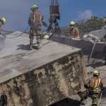 AME5811. CATIA LA MAR (VENEZUELA), 29/06/2026.- Integrantes del equipo de rescate de México realizan labores de búsqueda en un edificio afectado por los terremotos, este lunes en Catia la Mar (Venezuela). EFE/ Henry Chirinos