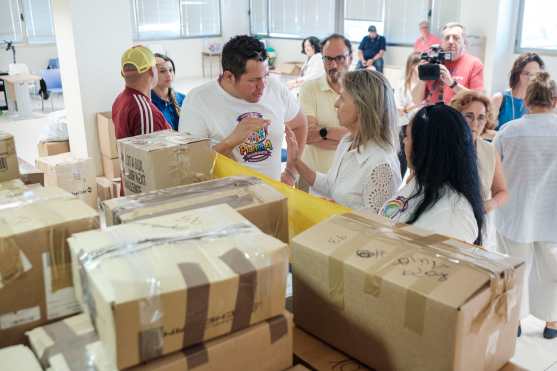 GUADALAJARA (ESPAÑA), 29/06/2026.- La alcaldesa de Guadalajara, Ana Guarinos (c) y el delegado presidente de la Asociación Planeta Migrante, Luis Alfredo Sequera (i) durante la recogida de ayuda humanitaria para el pueblo venezolano este lunes en el Centro Municipal Integrado de Guadalajara. EFE/ Nacho Izquierdo