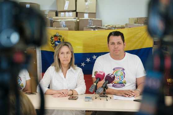 GUADALAJARA (ESPAÑA), 29/06/2026.- La alcaldesa de Guadalajara, Ana Guarinos (i) y el delegado presidente de la Asociación Planeta Migrante, Luis Alfredo Sequera (d) durante la rueda de prensa para la recogida de ayuda humanitaria para el pueblo venezolano este lunes en el Centro Municipal Integrado de Guadalajara. EFE/ Nacho Izquierdo