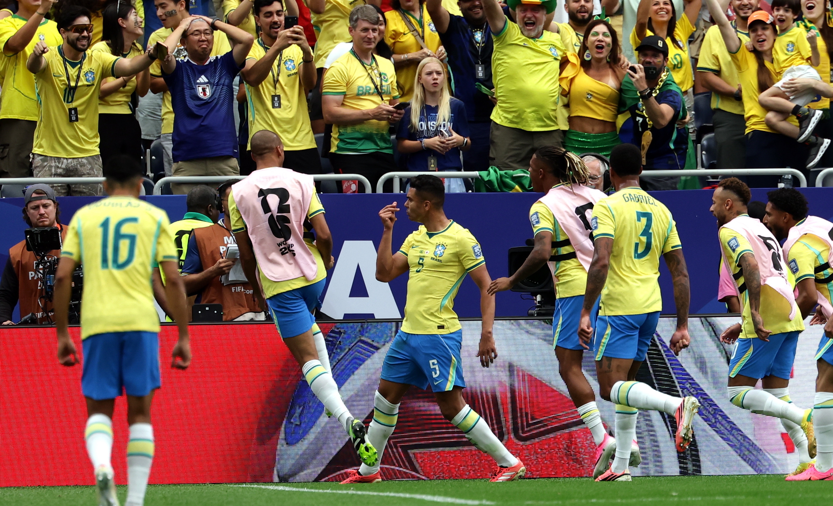 HOUSTON (United States), 29/06/2026.- Casemiro of Brazil (C) celebrates scoring the 1-1 during the FIFA World Cup 2026 Round of 32 match Brazil against Japan, in Houston, USA, 29 June 2026. (Brasil, Japón) EFE/EPA/CHRISTOPHER NEUNDORF