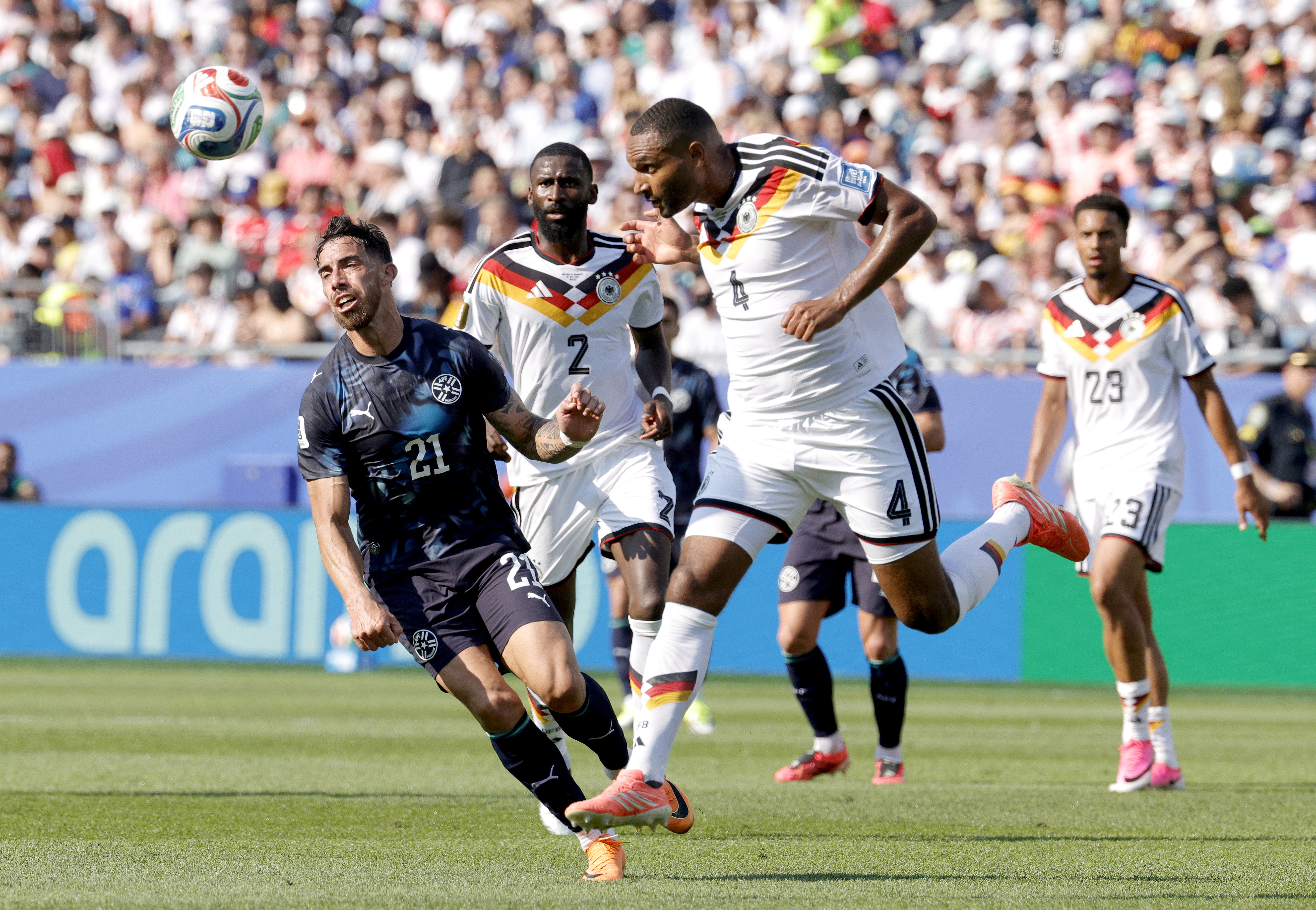 FOXBOROUGH (United States), 29/06/2026.- Jonathan Tah (C) of Germany heads the ball in front of Gabriel Avalos of Paraguay during the FIFA World Cup 2026 Round of 32 match Germany against Paraguay, in Boston, USA, 29 June 2026. (Alemania) EFE/EPA/SHAWN THEW
