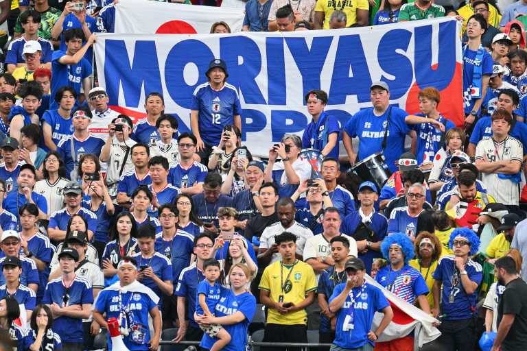 Video: el desconsolado llanto de un aficionado japonés tras el gol agónico de Brasil en el Mundial 2