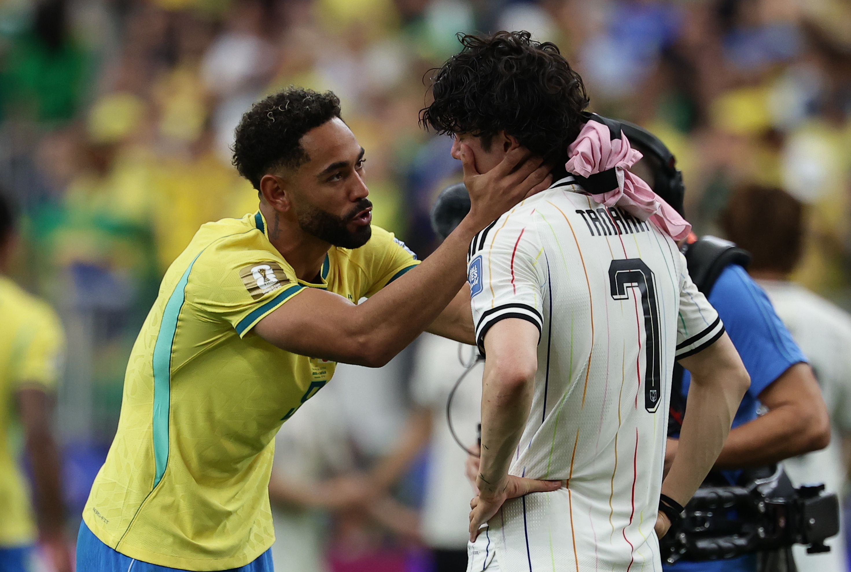 HOUSTON (United States), 29/06/2026.- Matheus Cunha of Brazil (L) comforts Ao Tanaka of Japan after the FIFA World Cup 2026 Round of 32 match Brazil against Japan, in Houston, USA, 29 June 2026. (Brasil, Japón) EFE/EPA/CHRISTOPHER NEUNDORF