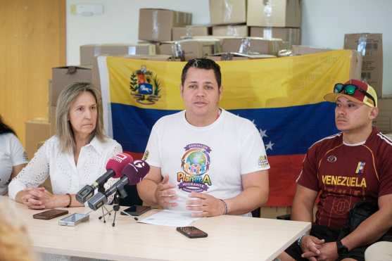 GUADALAJARA (ESPAÑA), 29/06/2026.- La alcaldesa de Guadalajara, Ana Guarinos (i) y el delegado presidente de la Asociación Planeta Migrante, Luis Alfredo Sequera (c) durante la rueda de prensa para la recogida de ayuda humanitaria para el pueblo venezolano este lunes en el Centro Municipal Integrado de Guadalajara. EFE/ Nacho Izquierdo