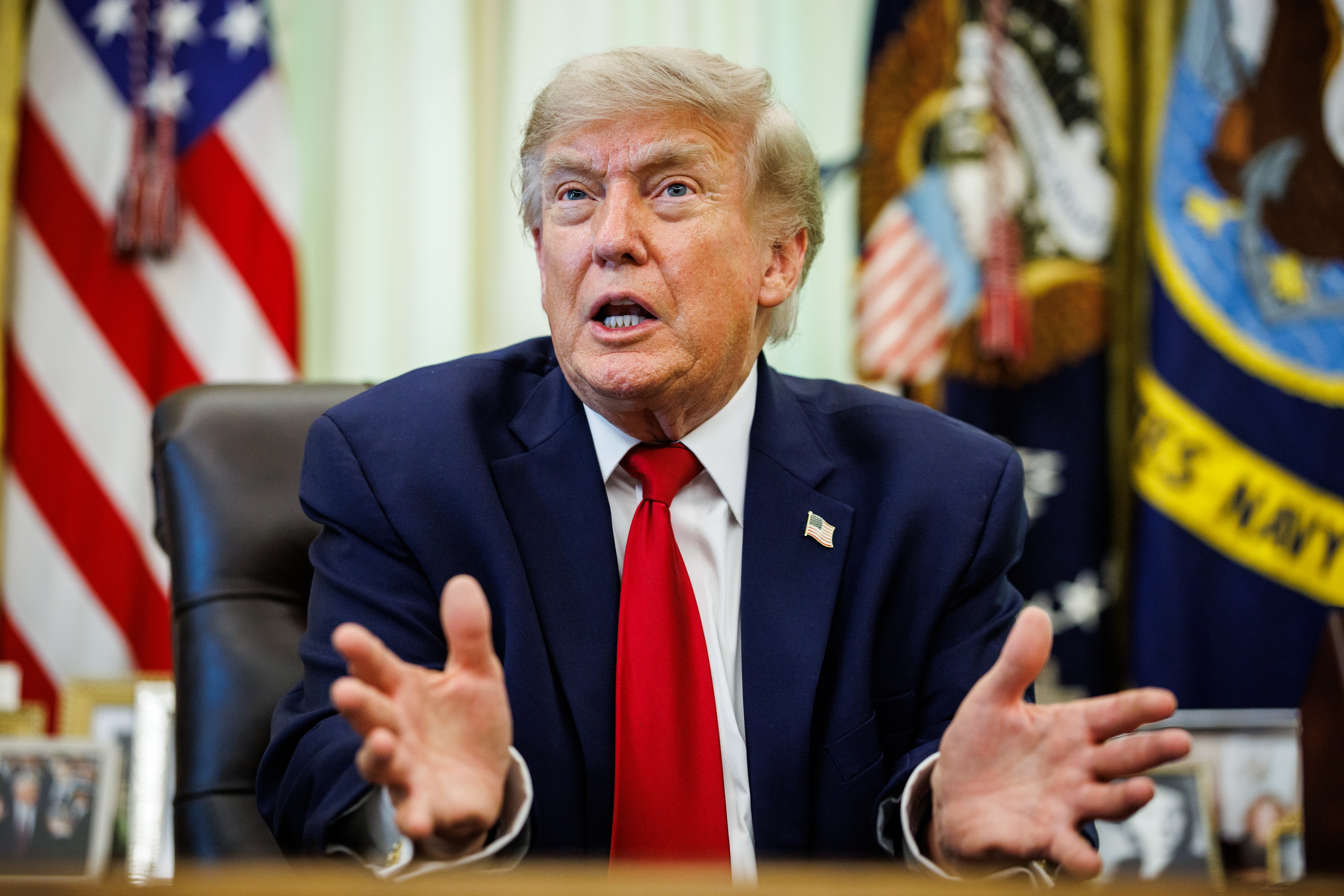 WASHINGTON (United States), 29/06/2026.- US President Donald Trump speaks after signing an executive order on vehicle repairs at the Resolute Desk in the Oval Office at the White House in Washington, DC, USA, 29 June 2026. EFE/EPA/SAMUEL CORUM / POOL