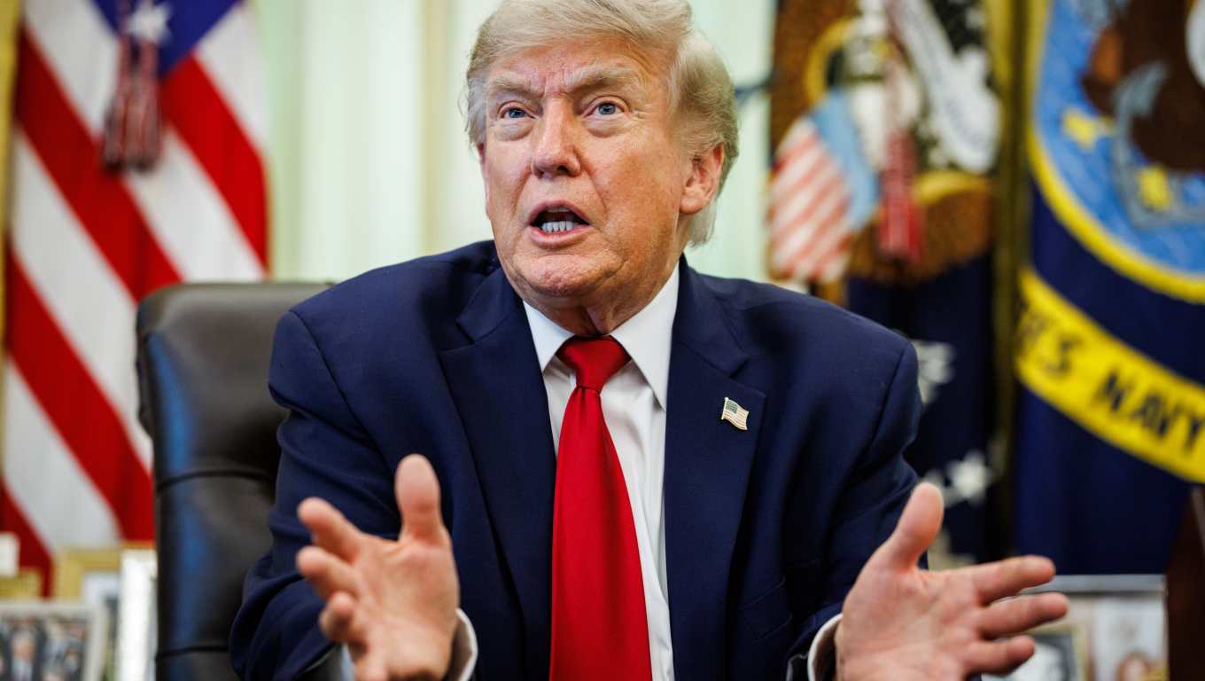 WASHINGTON (United States), 29/06/2026.- US President Donald Trump speaks after signing an executive order on vehicle repairs at the Resolute Desk in the Oval Office at the White House in Washington, DC, USA, 29 June 2026. EFE/EPA/SAMUEL CORUM / POOL