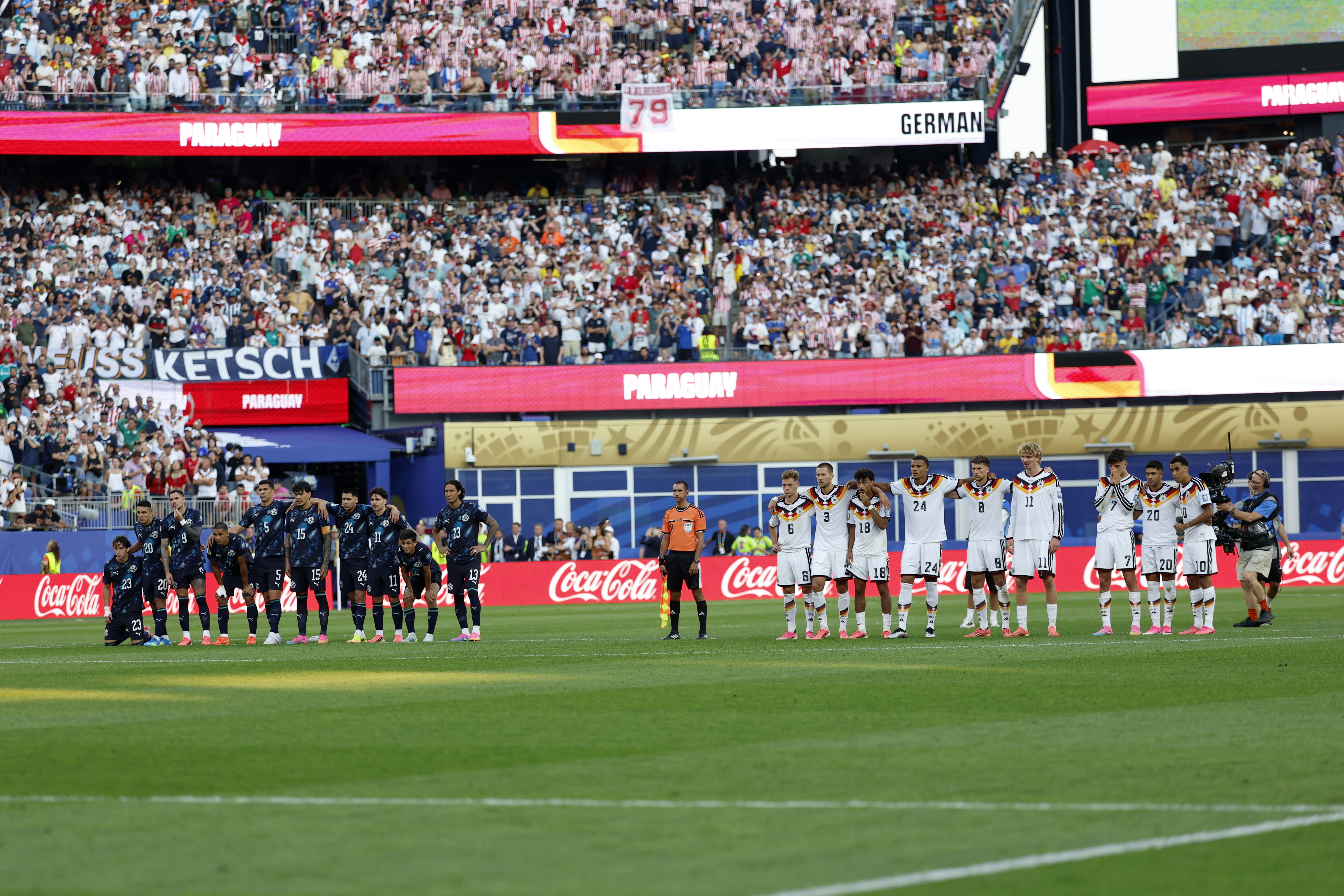 FOXBOROUGH (United States), 30/06/2026.- Players of Paraguay (L) and Germany (R) follow the penalty shoot-out of the FIFA World Cup 2026 Round of 32 match Germany against Paraguay, in Boston, Massachusetts, USA, 29 June 2026. (Alemania) EFE/EPA/GREG COOPER