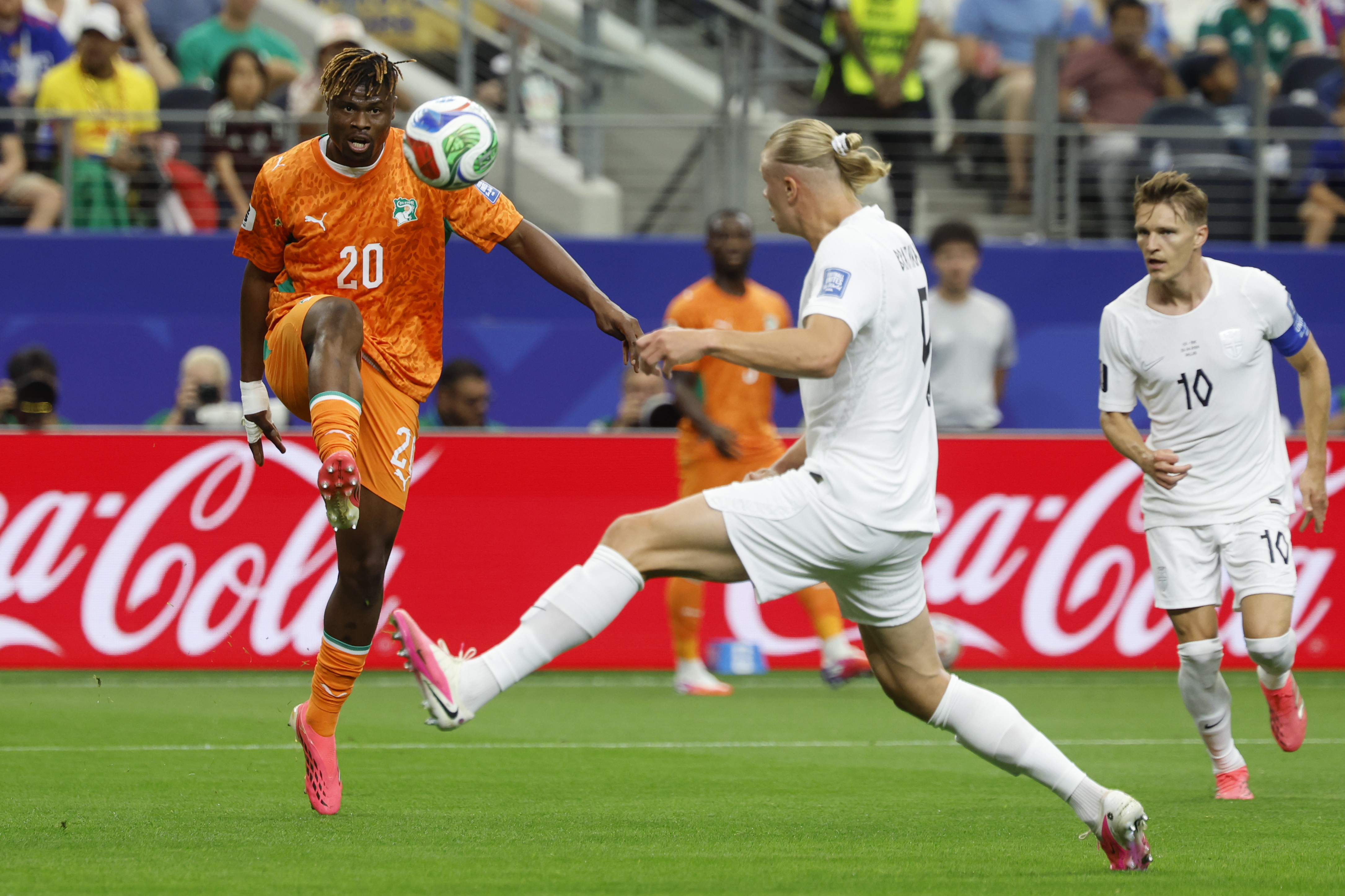 ARLINGTON (EEUU), 30/06/2026.- El defensa de Costa deMarfil Emmanuel Agbadou pelea un balón ante el delantero noruego Erling Haaland durante el partido de eliminatoria del Mundial 2026 que disputan las selecciones nacionales de Costa de Marfil y Noruega este martes, en el AT&T Stadium de Arlington, Texas (EEUU). EFE/ Mariscal
