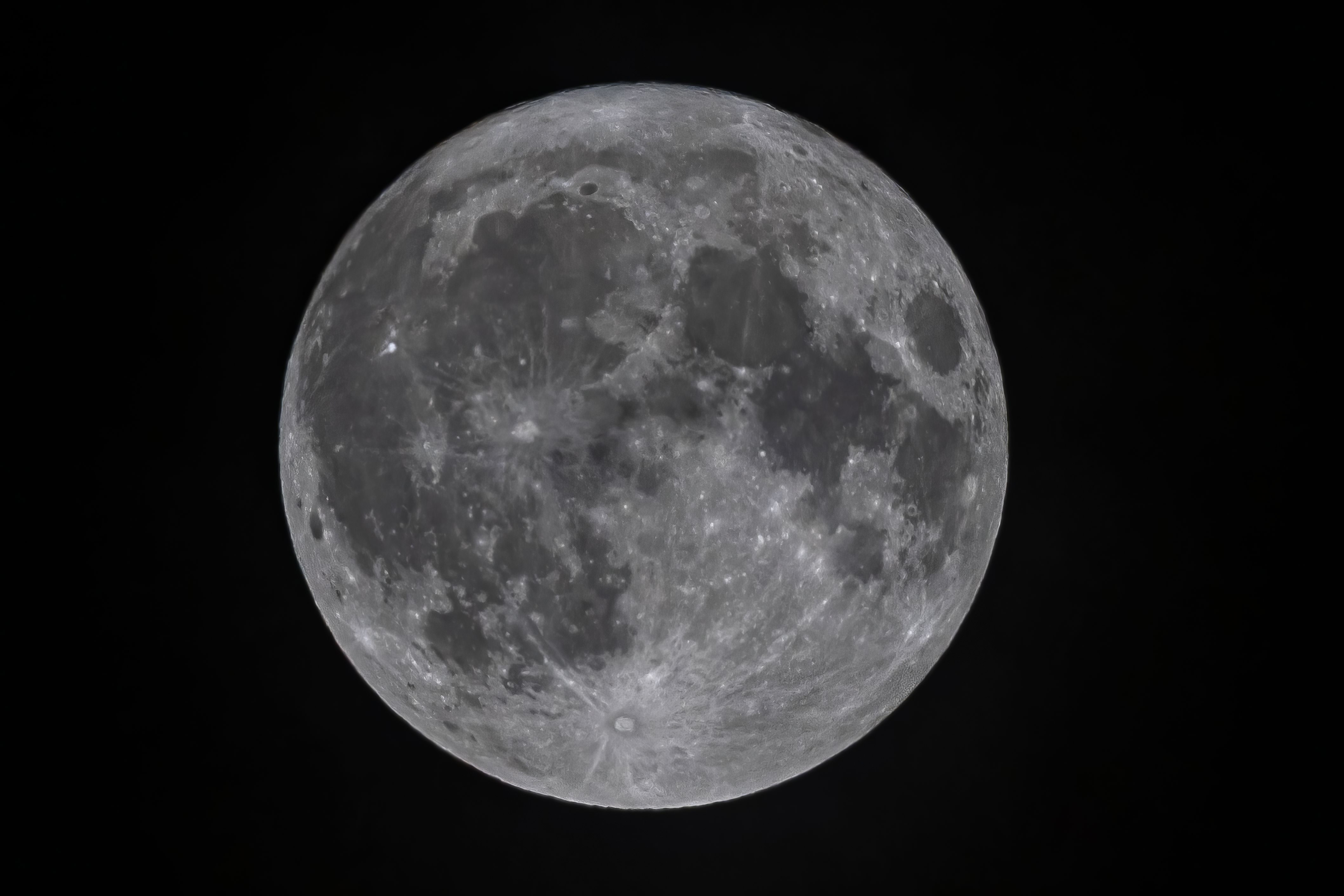 ANDRATX (MALLORCA), 30/06/2026.- La llamada Luna de fresa, luna llena de junio, se pone sobre el mar en Sant Elm, Andratx (Mallorca). EFE/CATI CLADERA