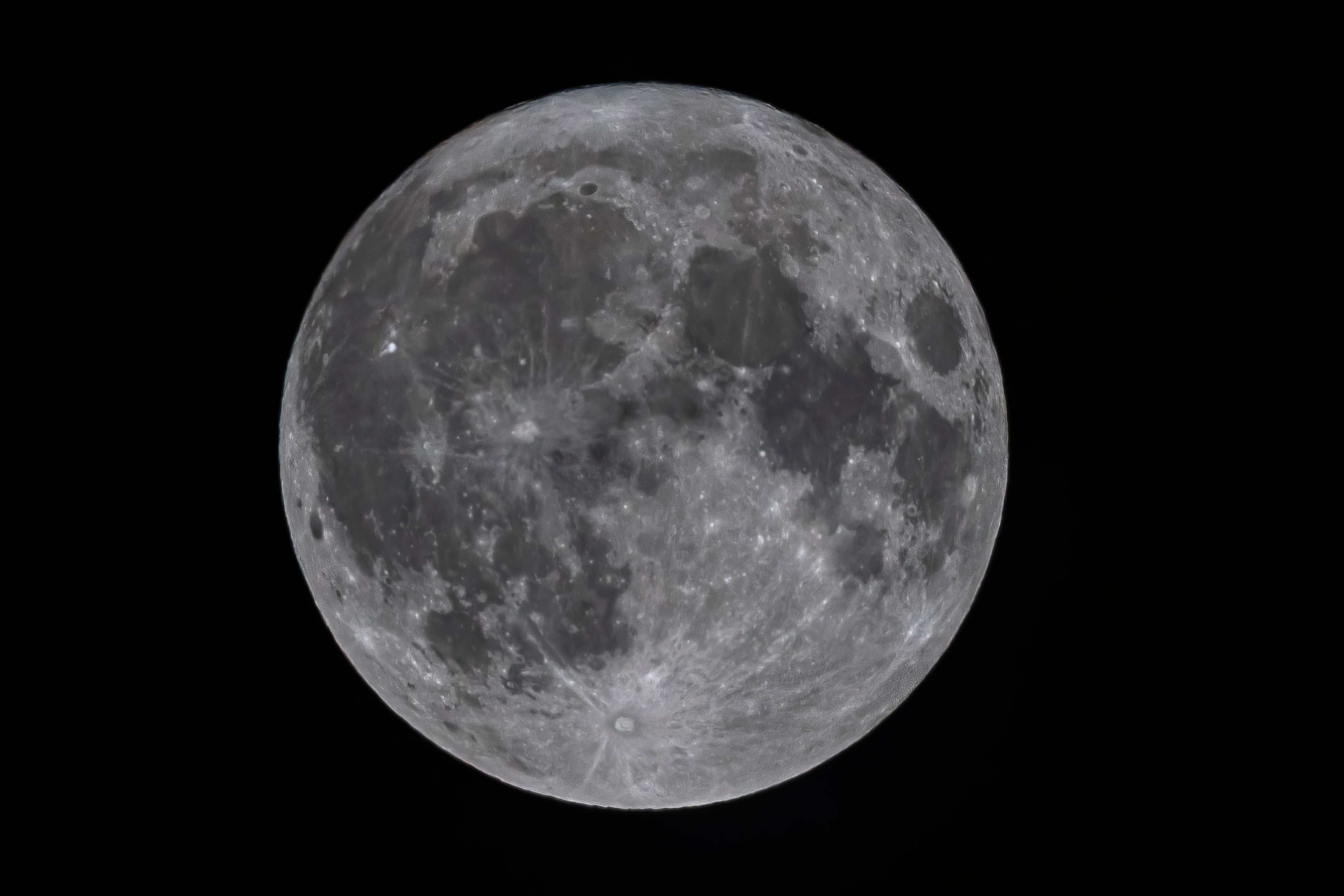ANDRATX (MALLORCA), 30/06/2026.- La llamada Luna de fresa, luna llena de junio, se pone sobre el mar en Sant Elm, Andratx (Mallorca). EFE/CATI CLADERA
