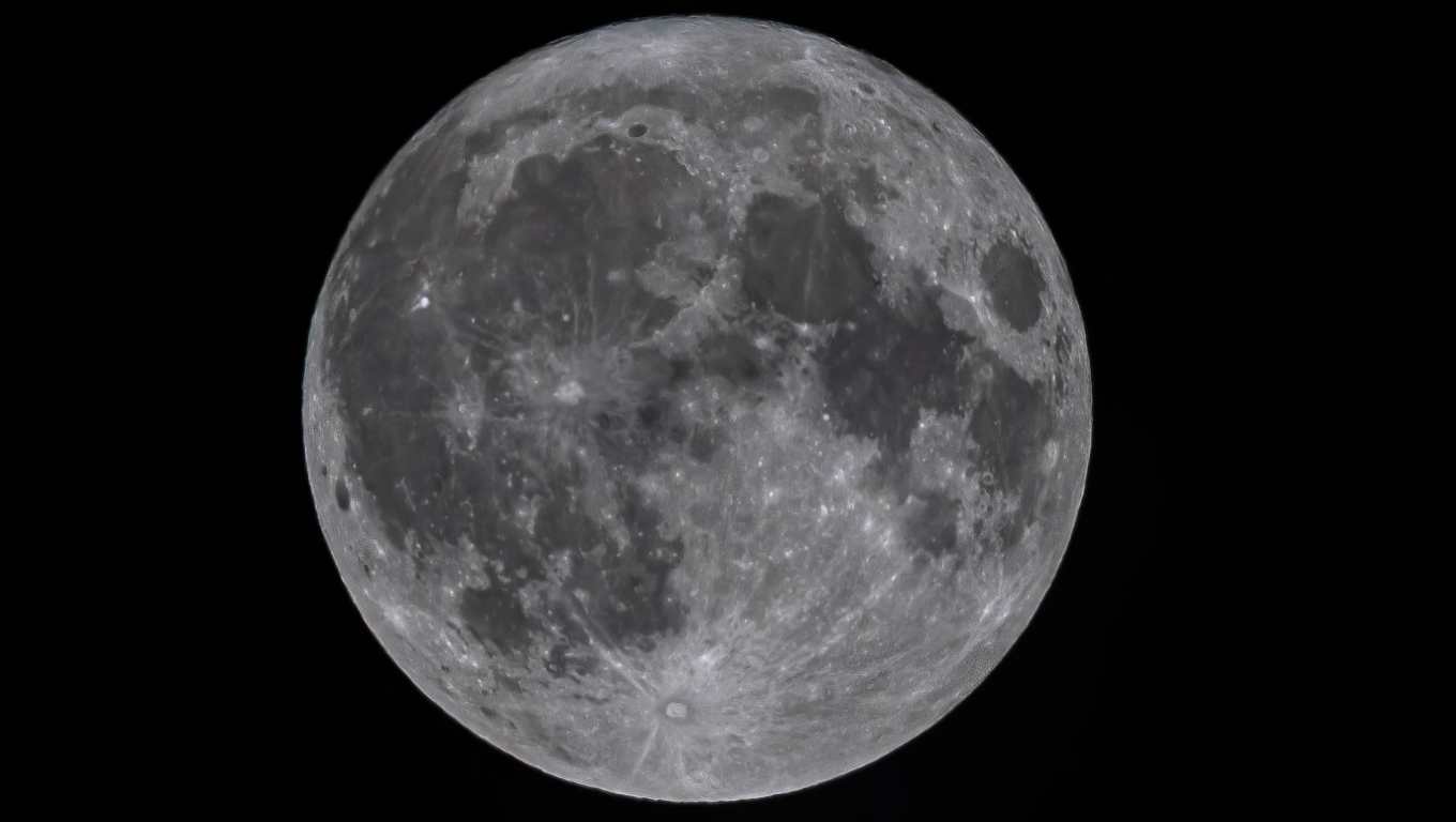 ANDRATX (MALLORCA), 30/06/2026.- La llamada Luna de fresa, luna llena de junio, se pone sobre el mar en Sant Elm, Andratx (Mallorca). EFE/CATI CLADERA