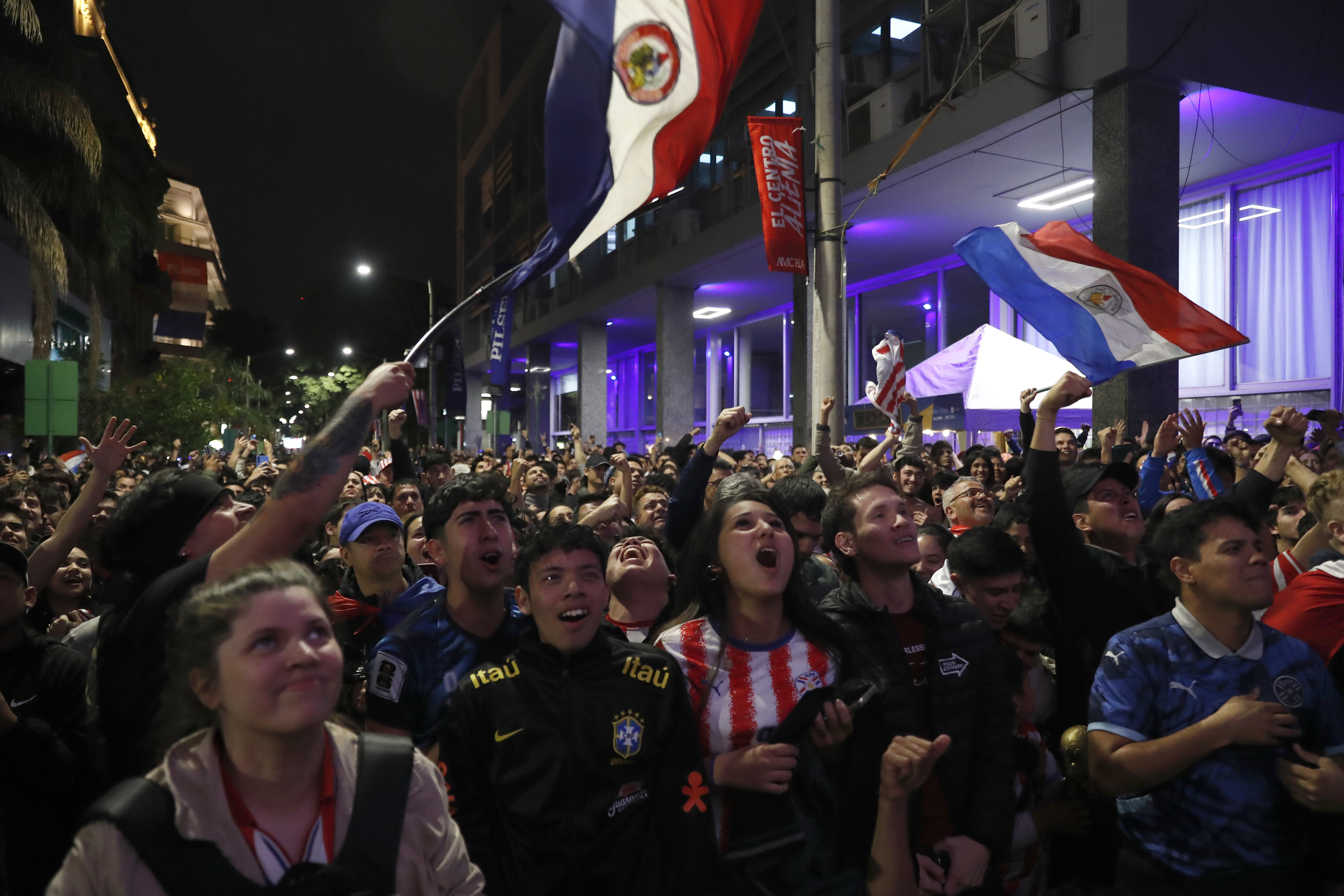 AME5852. ASUNCIÓN (PARAGUAY), 29/06/2026.- Aficionados celebran la victoria de Paraguay ante Alemania en el Mundial de la FIFA 2026 este lunes, en Asunción (Paraguay). EFE/ Juan Pablo Pino