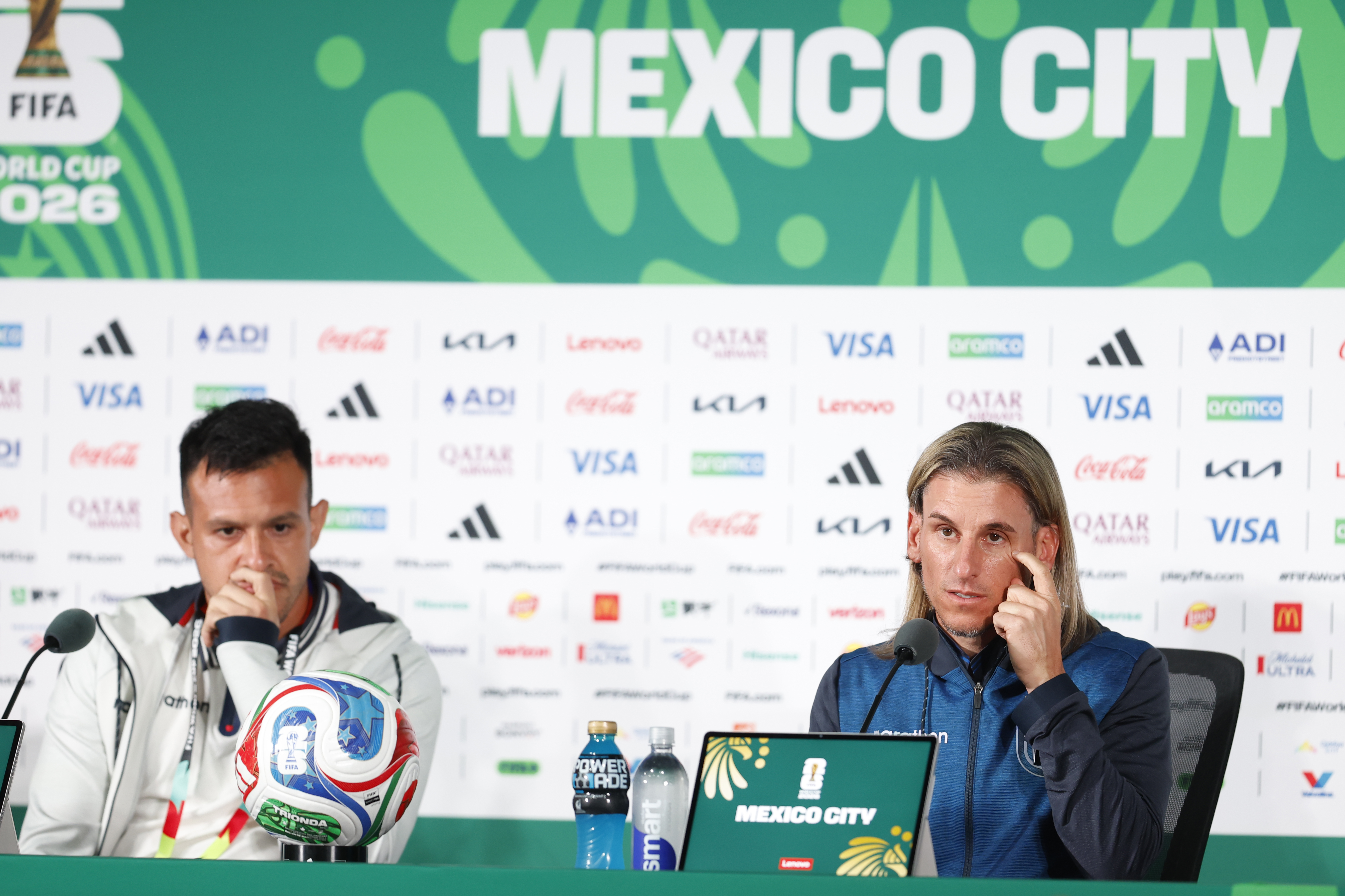 GR1068. CIUDAD DE MÉXICO (MÉXICO), 29/06/2026.- El seleccionador de Ecuador Sebastián Beccacece (d) habla en una rueda de prensa este lunes, en Ciudad de México (México). EFE/ Sashenka Gutiérrez