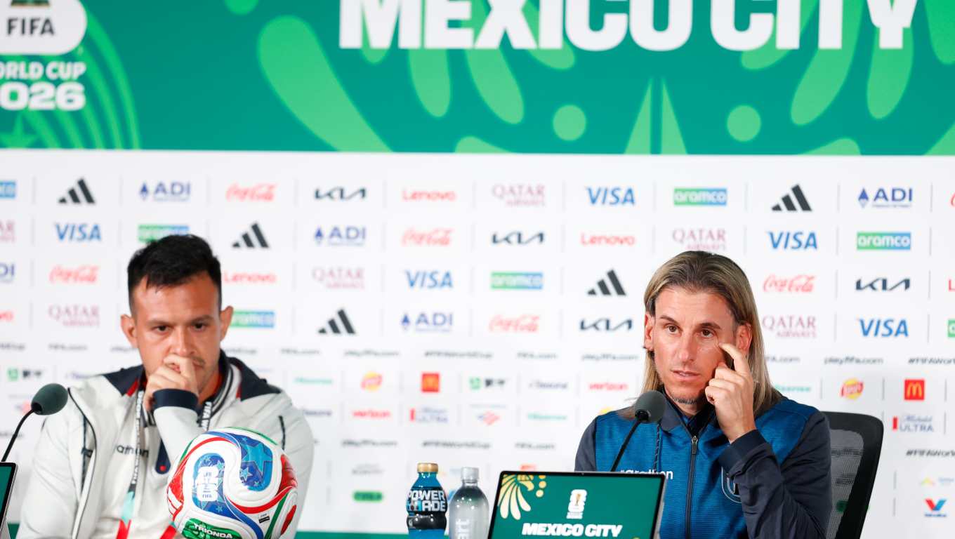 GR1068. CIUDAD DE MÉXICO (MÉXICO), 29/06/2026.- El seleccionador de Ecuador Sebastián Beccacece (d) habla en una rueda de prensa este lunes, en Ciudad de México (México). EFE/ Sashenka Gutiérrez