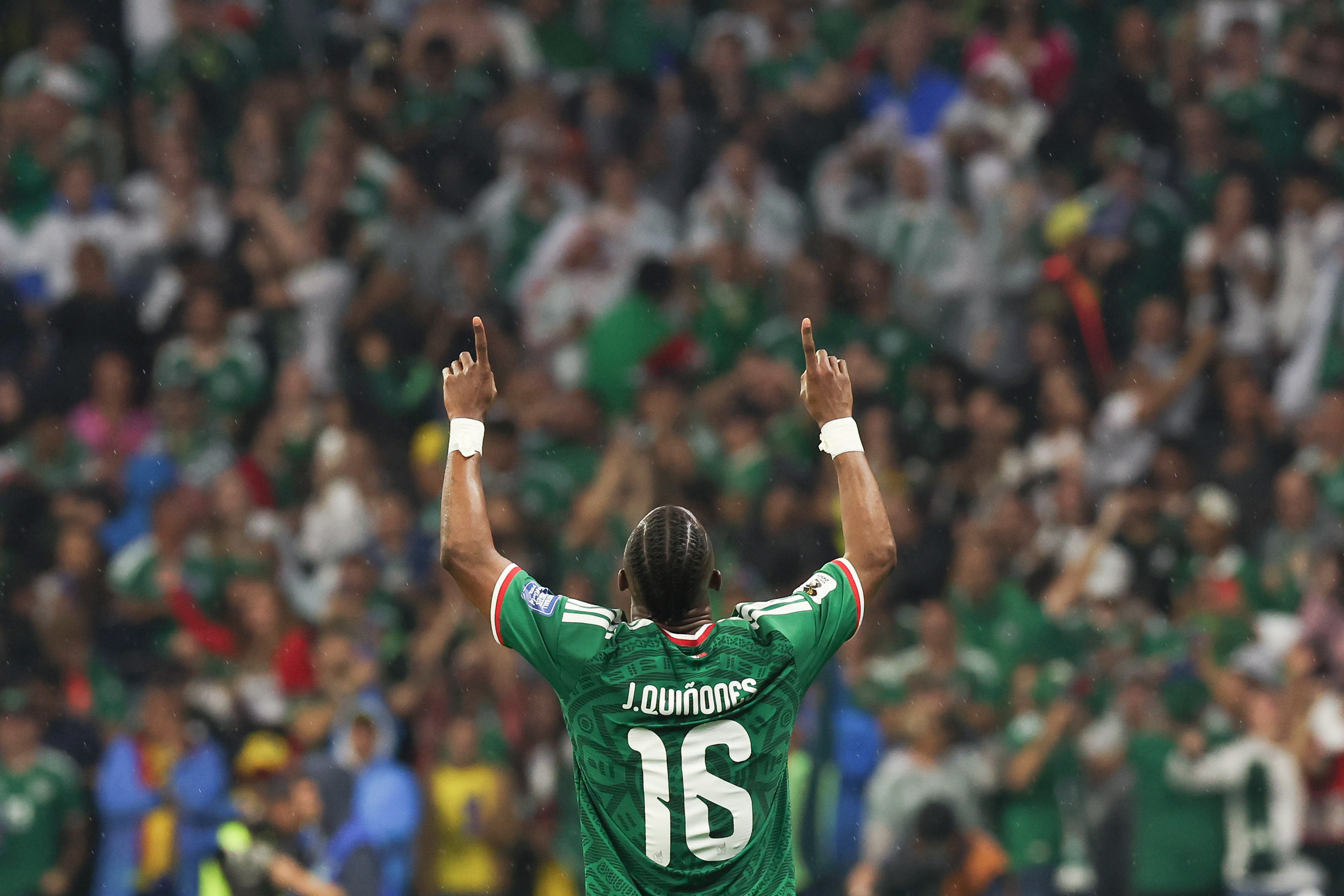 GR3181. CIUDAD DE MÉXICO (MÉXICO), 30/06/2026.- Julián Quiñones de México celebra un goll anulado este martes, en un partido de los dieciseisavos de final del Mundial de la FIFA 2026 entre México y Ecuador en el estadio Azteca?, en Ciudad de México (México). EFE/ Alex Cruz