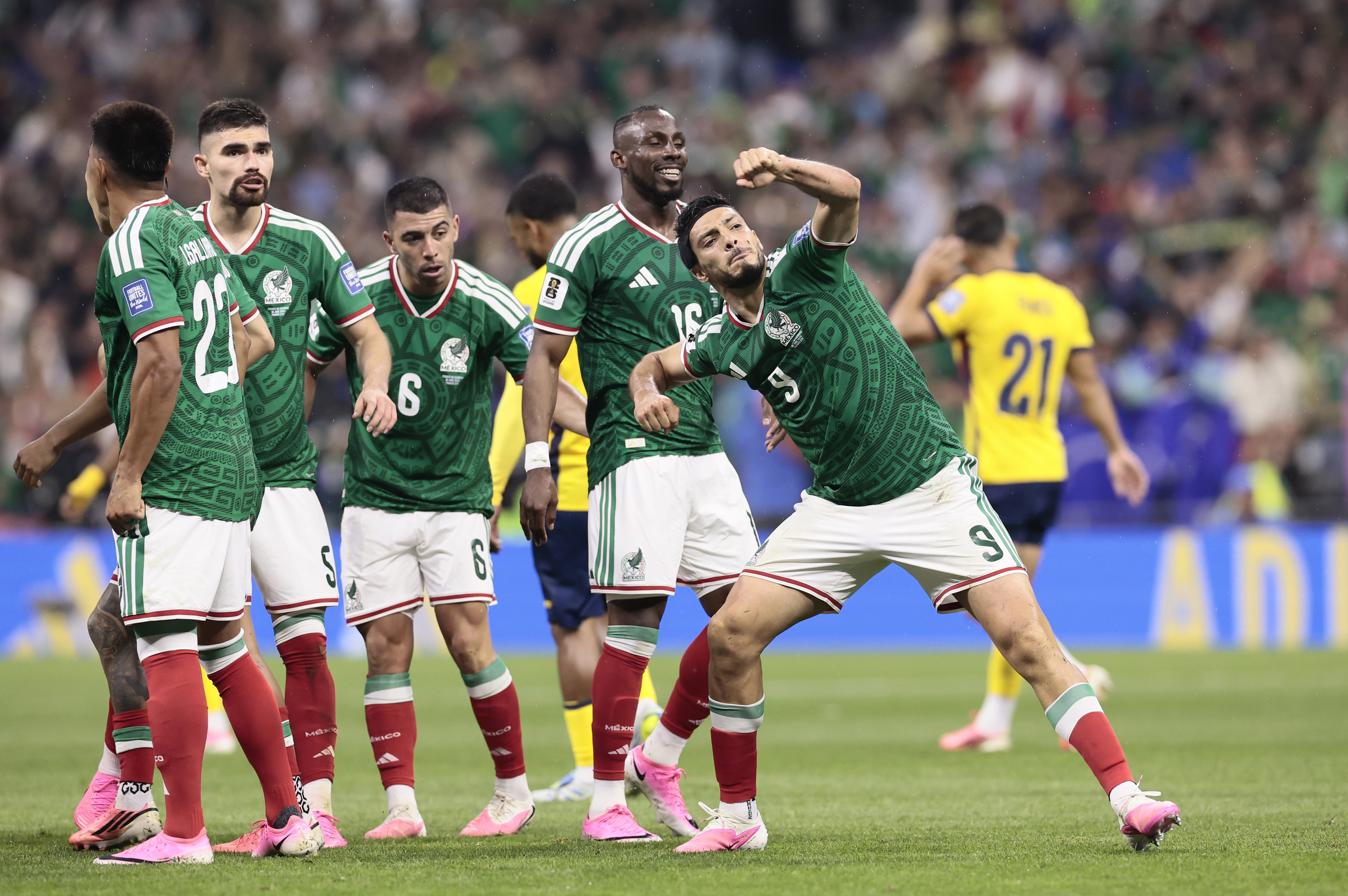 GR3155. CIUDAD DE MÉXICO (MÉXICO), 30/06/2026.- Raúl Jiménez (d) de México celebra un gol de este martes, en un partido de los dieciseisavos de final de la FIFA 2026 entre México y Ecuador, en el estadio Azteca en la Ciudad de México (México). EFE/ José Méndez
