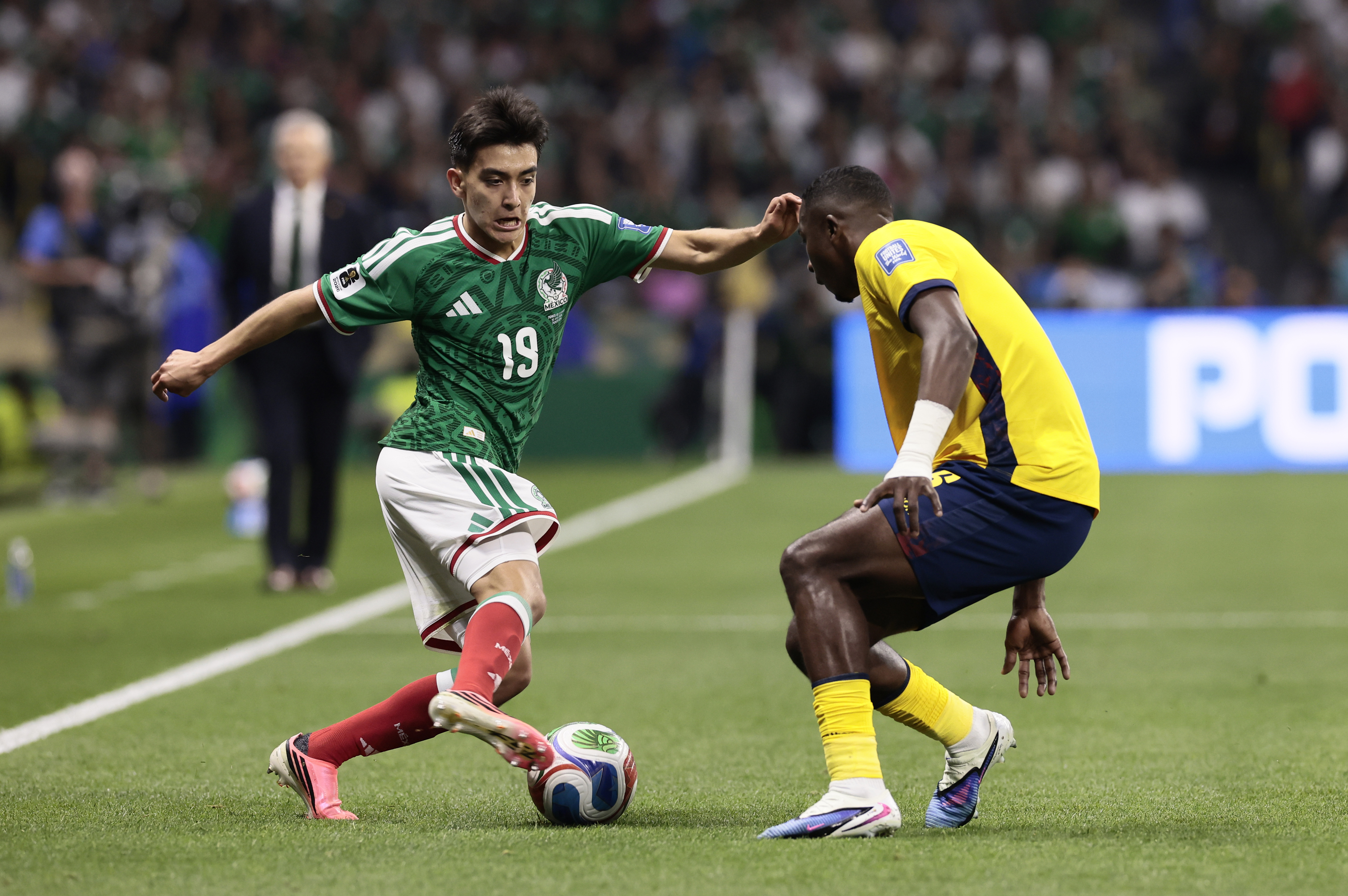 GR3169. CIUDAD DE MÉXICO (MÉXICO), 30/06/2026.- Gilberto Mora (i) de México disputan el balón con Willian Pacho de Ecuador este martes, en un partido de los dieciseisavos de final de la FIFA 2026 entre México y Ecuador, en el estadio Azteca en la Ciudad de México (México). EFE/ José Méndez