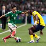 GR3169. CIUDAD DE MÉXICO (MÉXICO), 30/06/2026.- Gilberto Mora (i) de México disputan el balón con Willian Pacho de Ecuador este martes, en un partido de los dieciseisavos de final de la FIFA 2026 entre México y Ecuador, en el estadio Azteca en la Ciudad de México (México). EFE/ José Méndez