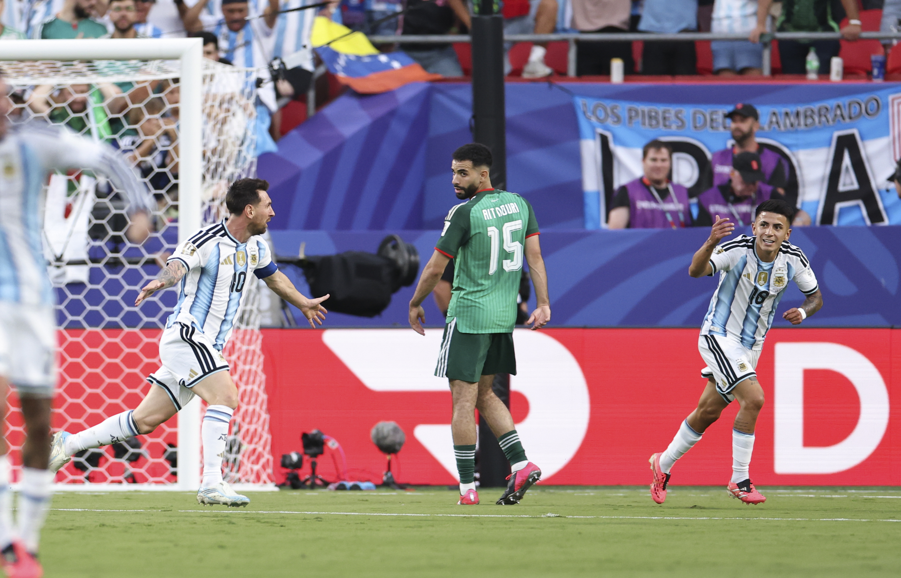 Por qué un exárbitro mundialista cree que Messi debió ser expulsado pese a su triplete