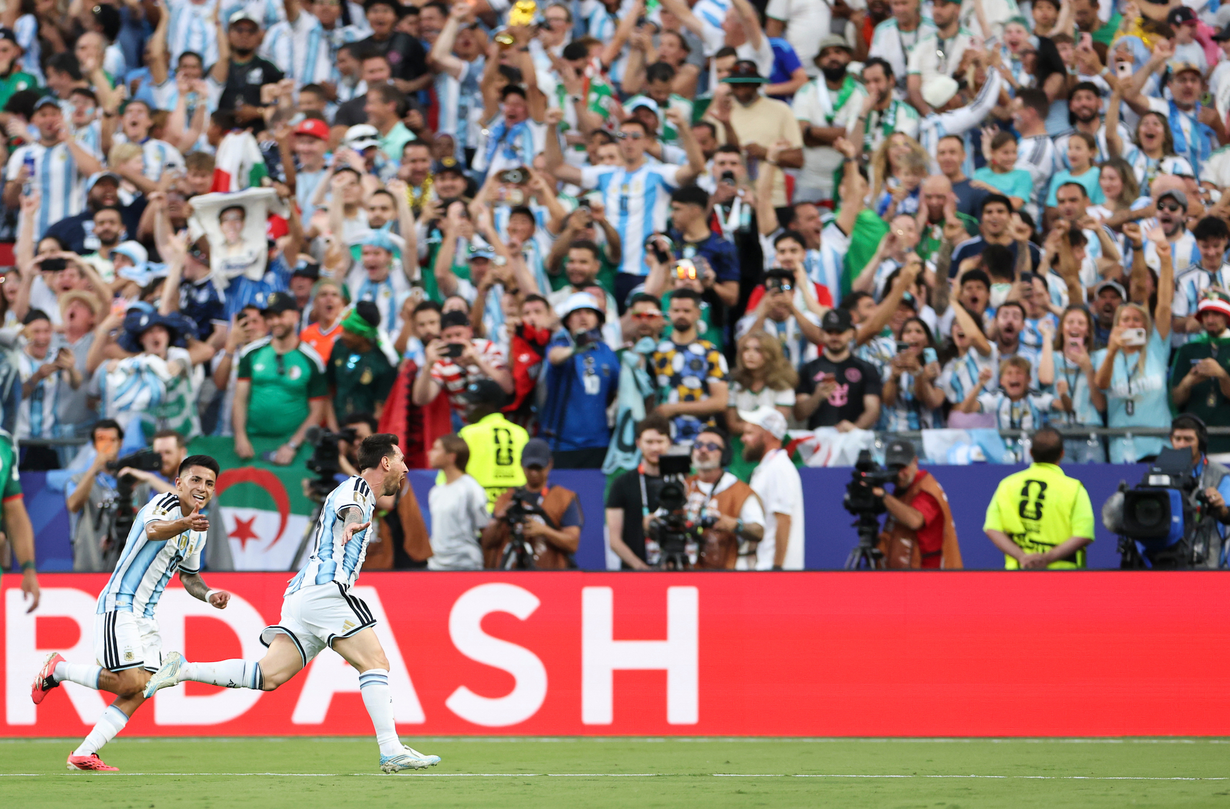 Lionel Messi celebra tras marcar un doblete ante Argelia en el debut y defensa del título mundial. (Foto Prensa Libre: Straffon Images)
