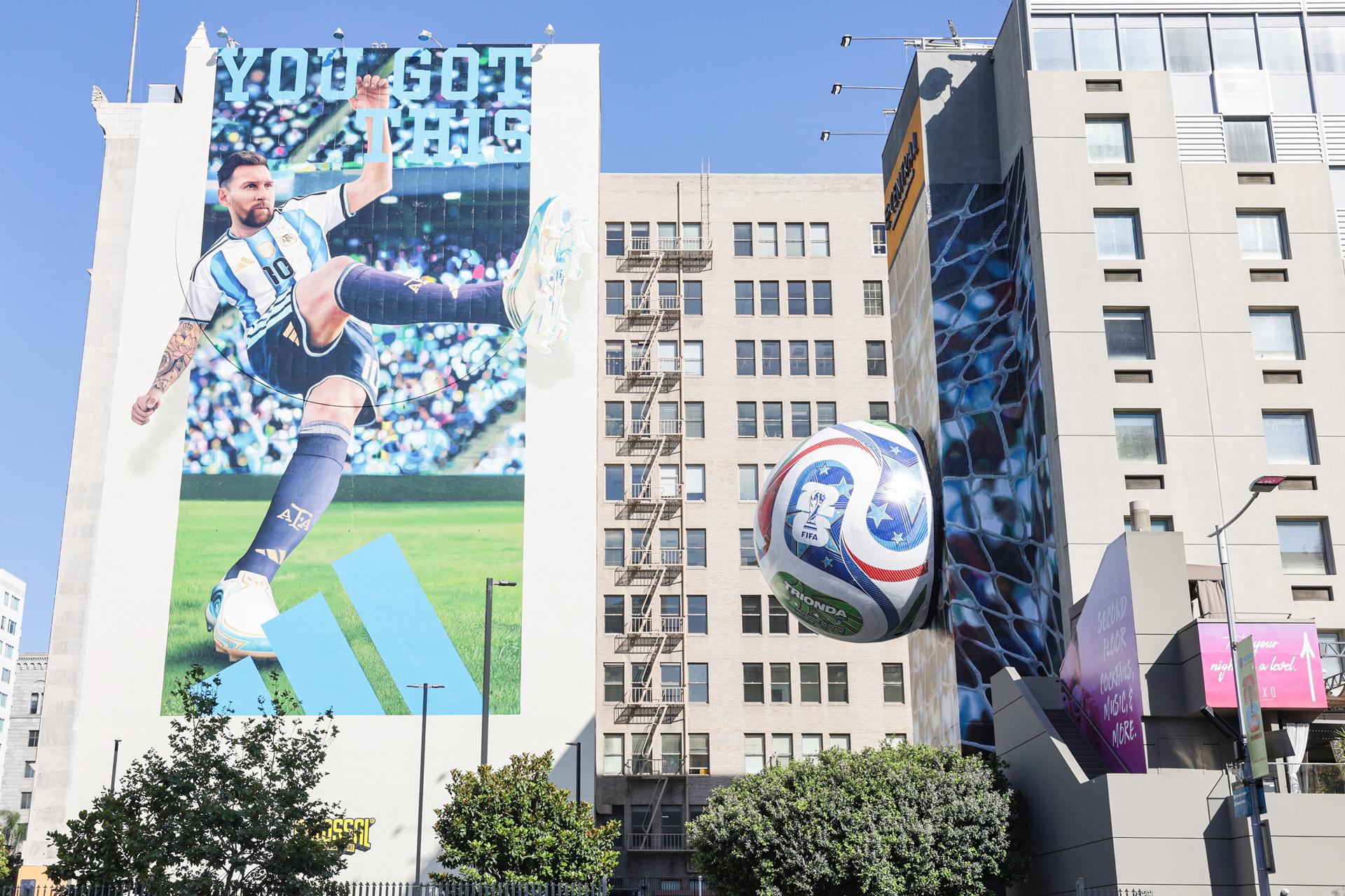 FOTODELDIA LOS ÁNGELES, 04/06/2026.- El jugador argentino Lionel Messi aparece en un cartel de la Copa Mundial de la FIFA en el centro de Los Ángeles, 3 de junio de 2026. EFE/CHRIS TORRES