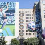 FOTODELDIA LOS ÁNGELES, 04/06/2026.- El jugador argentino Lionel Messi aparece en un cartel de la Copa Mundial de la FIFA en el centro de Los Ángeles, 3 de junio de 2026. EFE/CHRIS TORRES