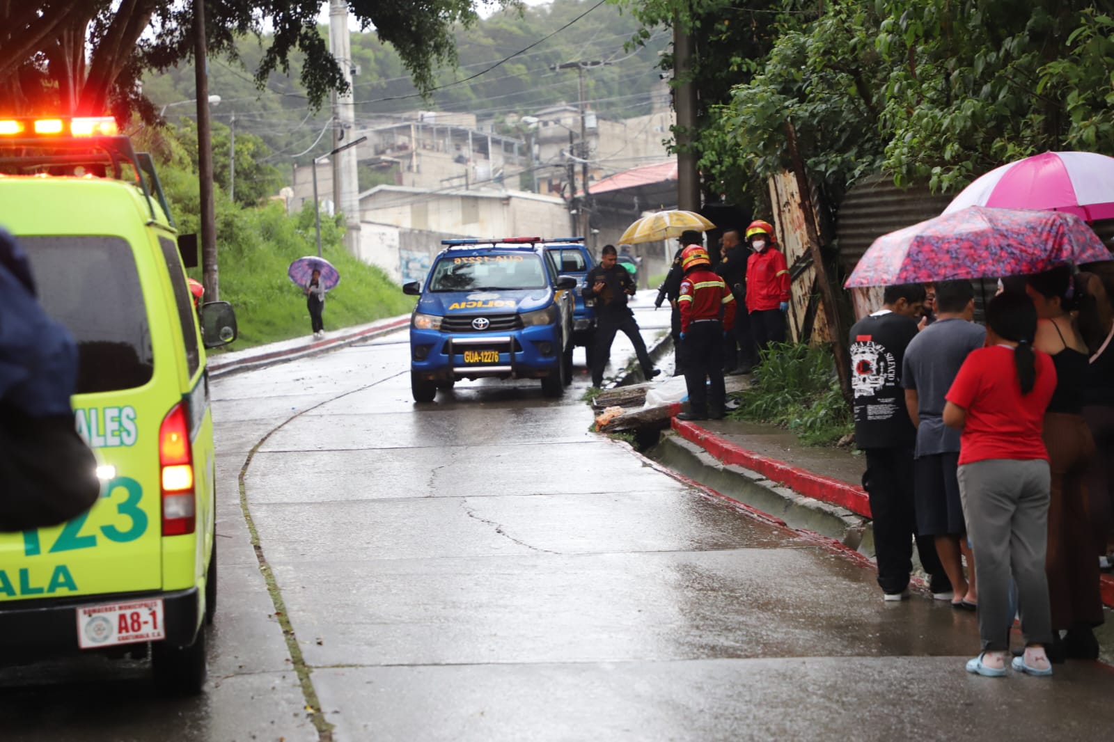 Bomberos Municipales extraen el cuerpo del menor que fue arrastrado por una correntada en la entrada a la colonia Santa Elena 2, zona 18. (Foto Prensa Libre: CBM)