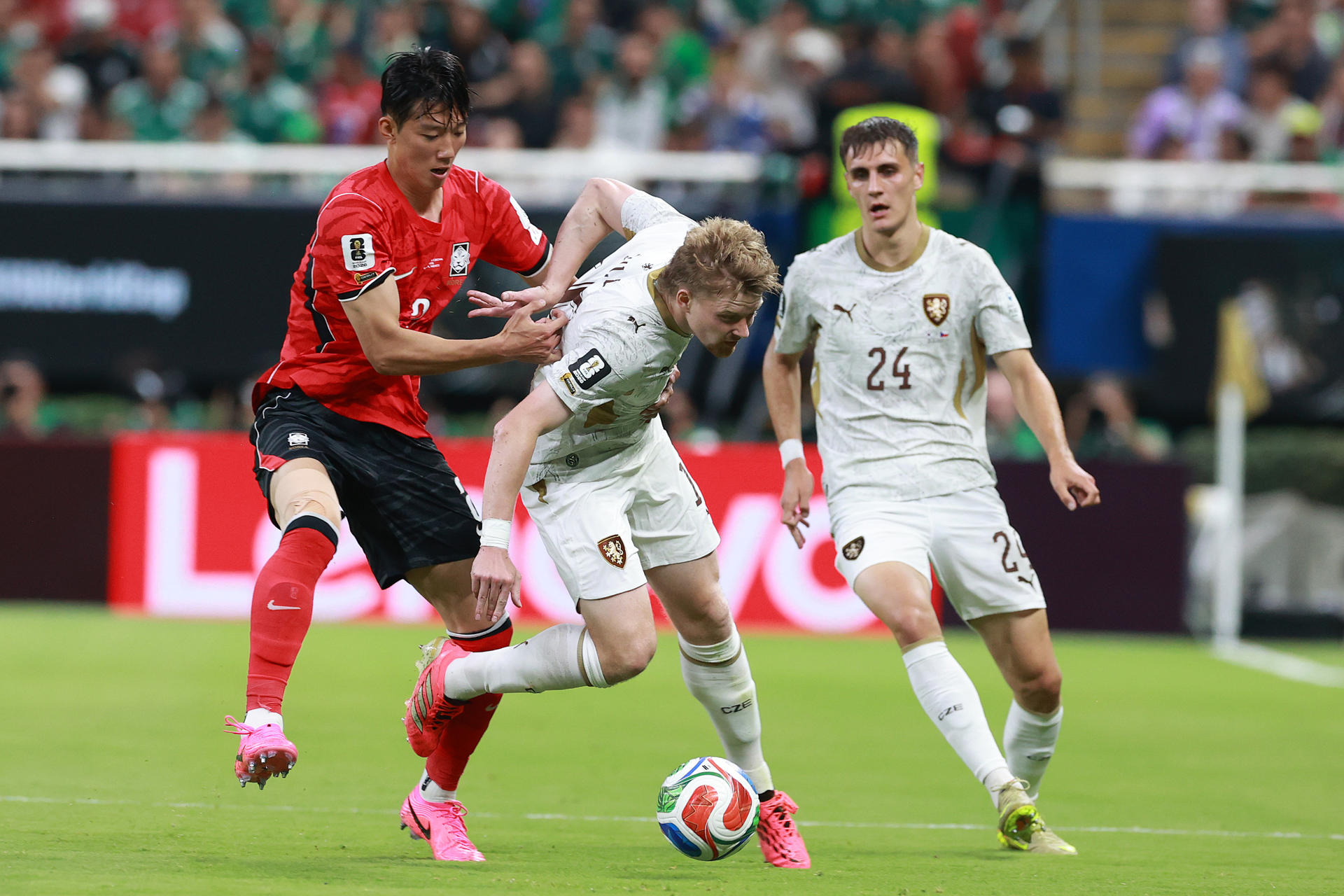 GR5066. GUADALAJARA (MÉXICO), 11/06/2026.- Lee Han-beom (i) de Corea del Sur disputa el balón con Pavel Sulc (c) de República Checa este jueves, en un partido del grupo A del Mundial de la FIFA 2026 en el estadio Akron en Guadalajara (México). EFE/ Alex Cruz