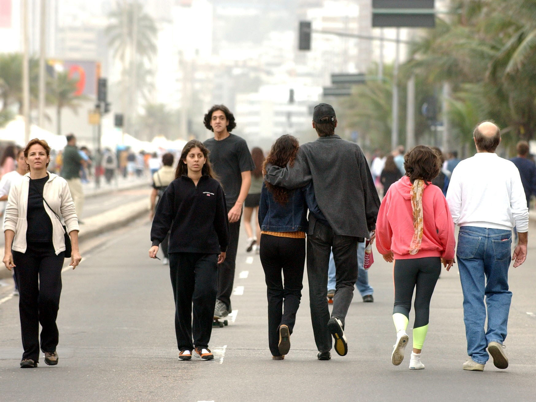 Los residentes de Rio de Janeiro caminando frente a la playa de Ipanema en unos años, 2003, todavía sin pantallas en los móviles. EFE/MARCELO SAYAO