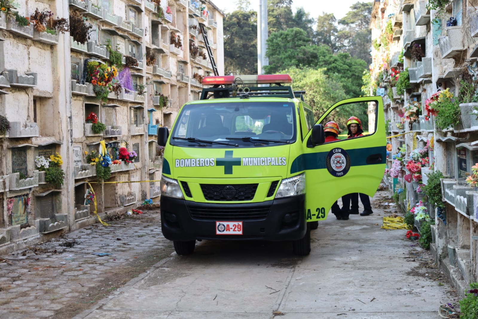 Socorristas de los Bomberos Municipales atienden la emergencia en el cementerio La Verbena, zona 7, donde un hombre murió y un adolescente de 13 años resultó herido durante un ataque armado. (Foto Prensa Libre: CBM)