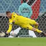 Fotografía de Tolga Bozoglu, en la que puede verse en una imagen de archivo del 23 de noviembre de 2022 al portero belga Thibaut Courtois, durante un partido de su selección en el Mundial de Catar. EFE
