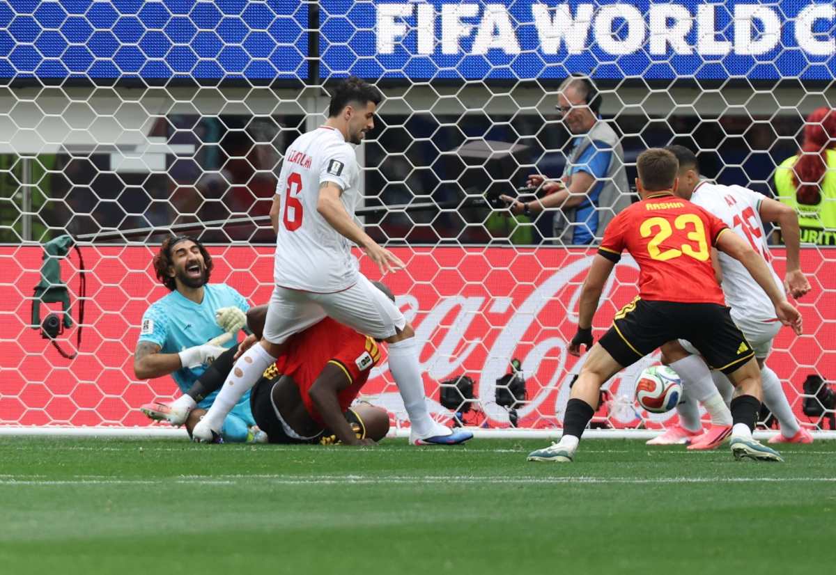 LOS ANGELES (United States), 21/06/2026.- Iran goalkeeper Alireza Beiranvand (L) is fouled by Romelu Lukaku of Belgium (hidden) during the FIFA World Cup 2026 group stage match Belgium against Iran, in Los Angeles, USA, 21 June 2026. (Bélgica) EFE/EPA/CHRISTOPHER TORRES
