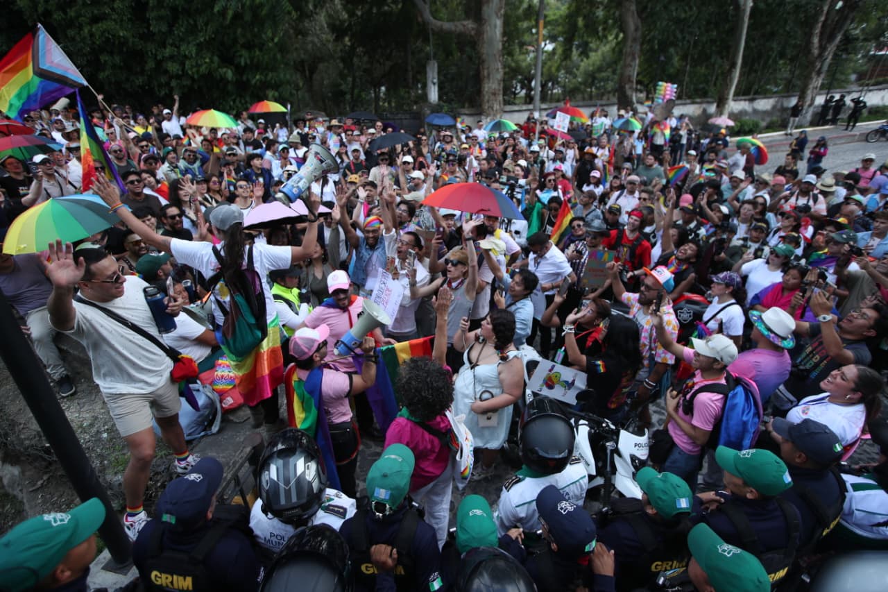 Integrantes de la marcha de la diversidad sexual avanzan por Antigua Guatemala, donde permanecen restringidos los accesos al Centro Histórico. (Foto Prensa Libre: Esbin García)